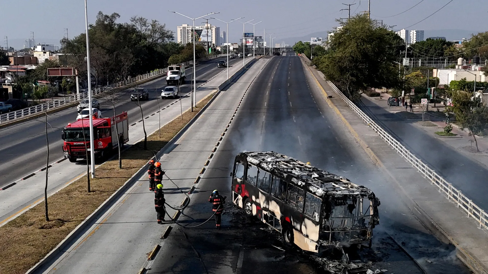 
                    Morte de El Mencho desencadeia violência no México com 25 guardas mortos
                