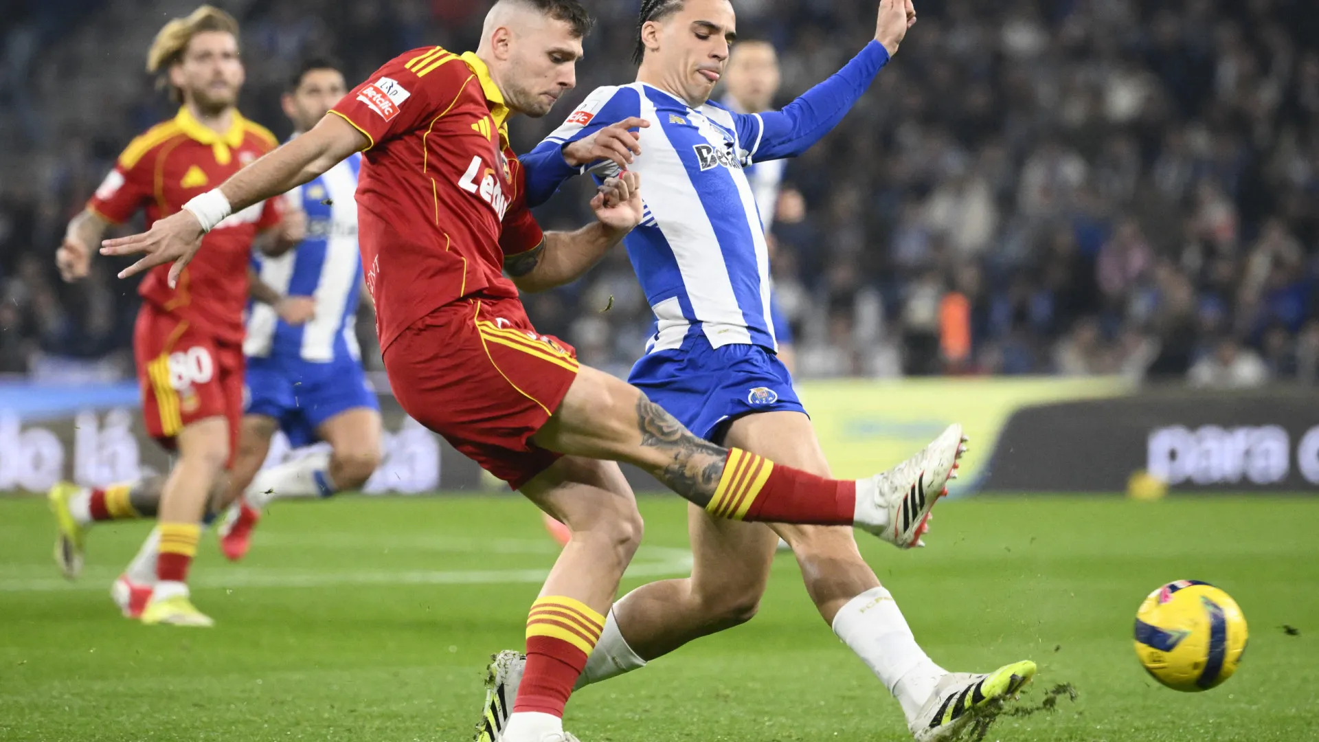 
                    EM DIRETO: FC Porto e Rio Ave medem forças após vitória do Estoril Praia
                