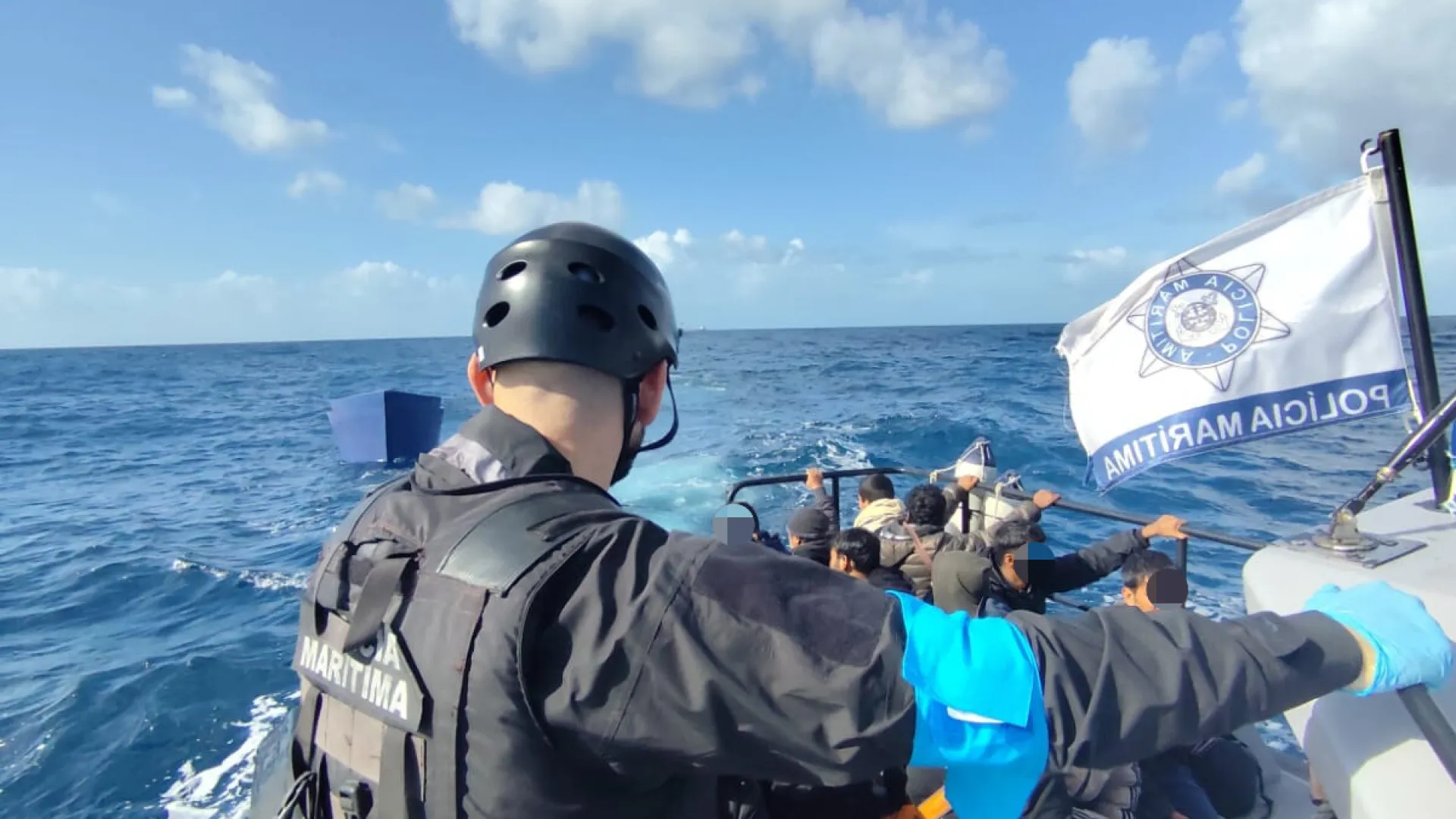 
                    Polícia Marítima resgata 67 migrantes de embarcação à deriva na Grécia
                