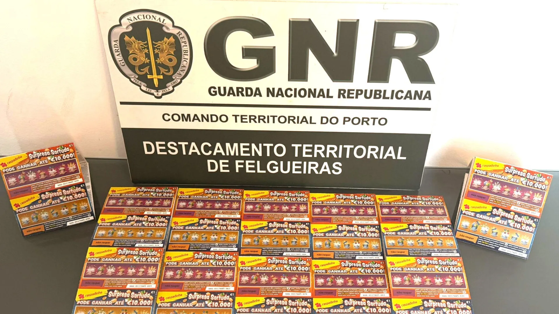 
                    Homem de 21 anos apanhado com 86 raspadinhas e três doses de haxixe
                