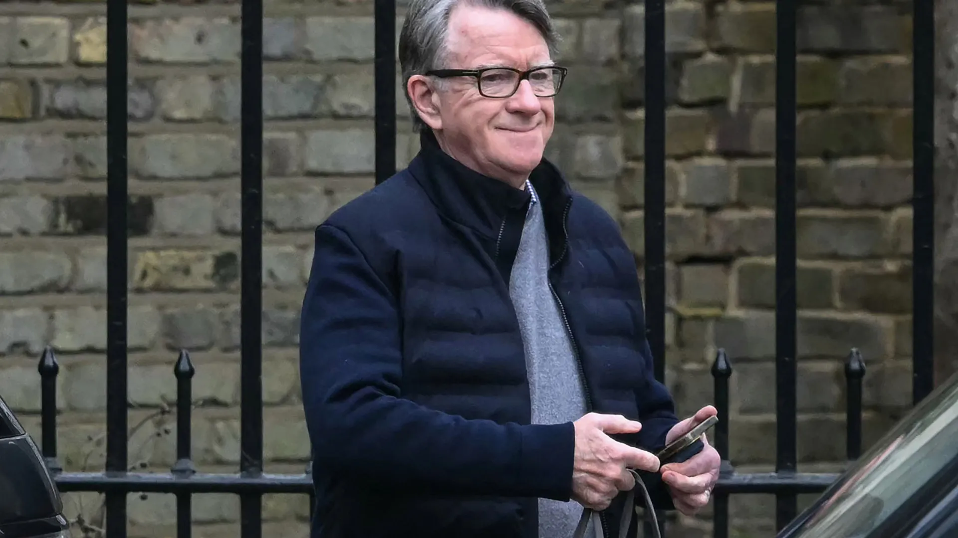 
                    Ex-embaixador Peter Mandelson detido por má conduta em cargo público
                