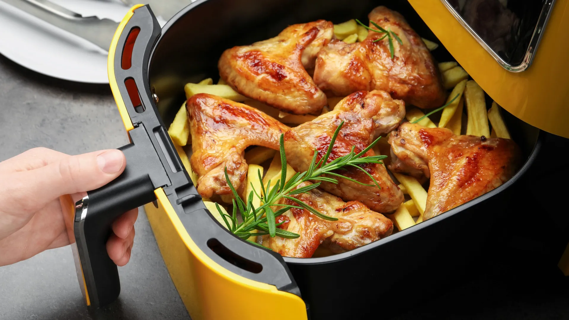 
                    Na air fryer, no forno ou frigideira: 3 formas saborosas de fazer frango
                