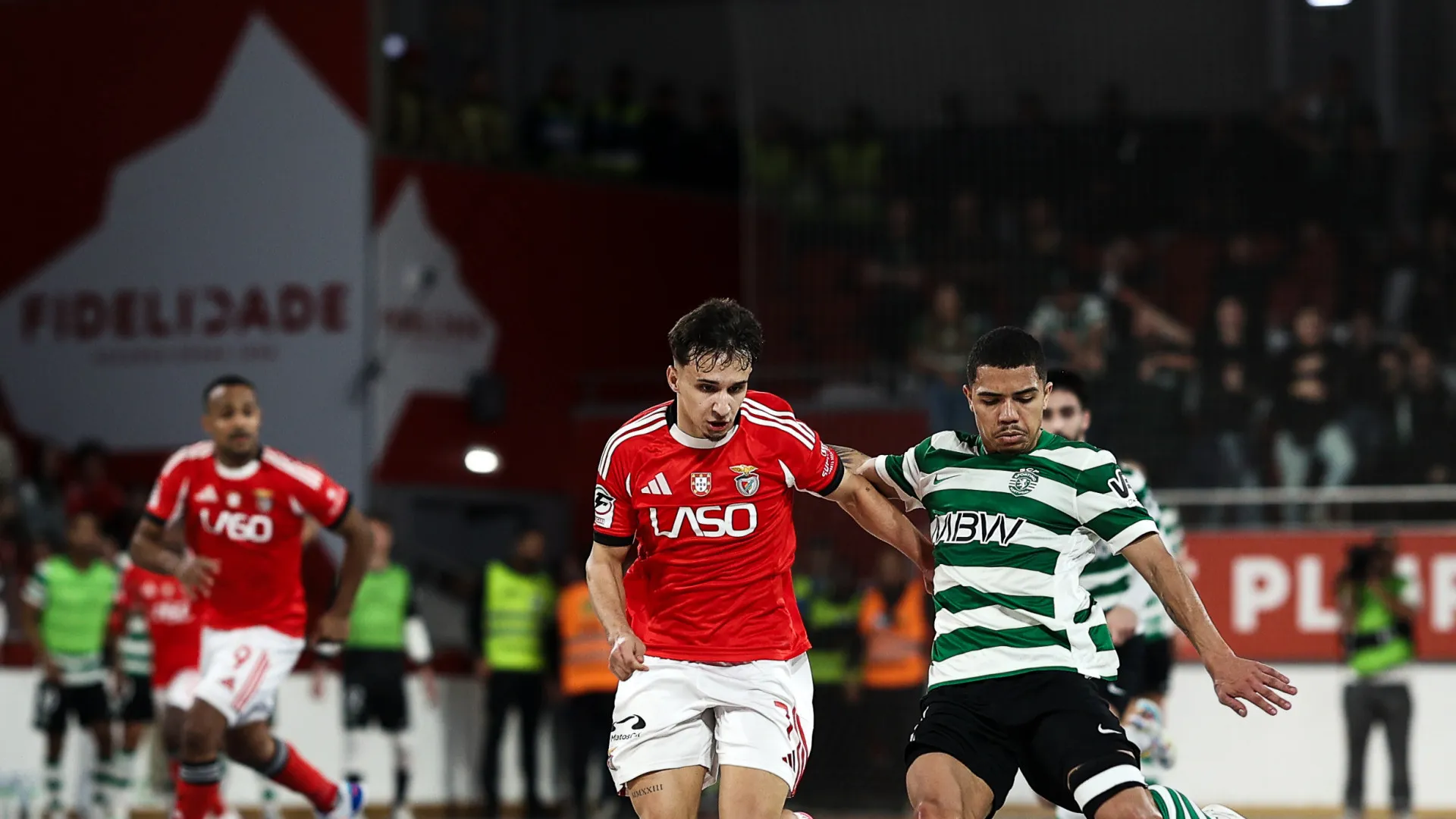 
                    Loucura total. Benfica arranca vitória ante o Sporting com golo no fim
                