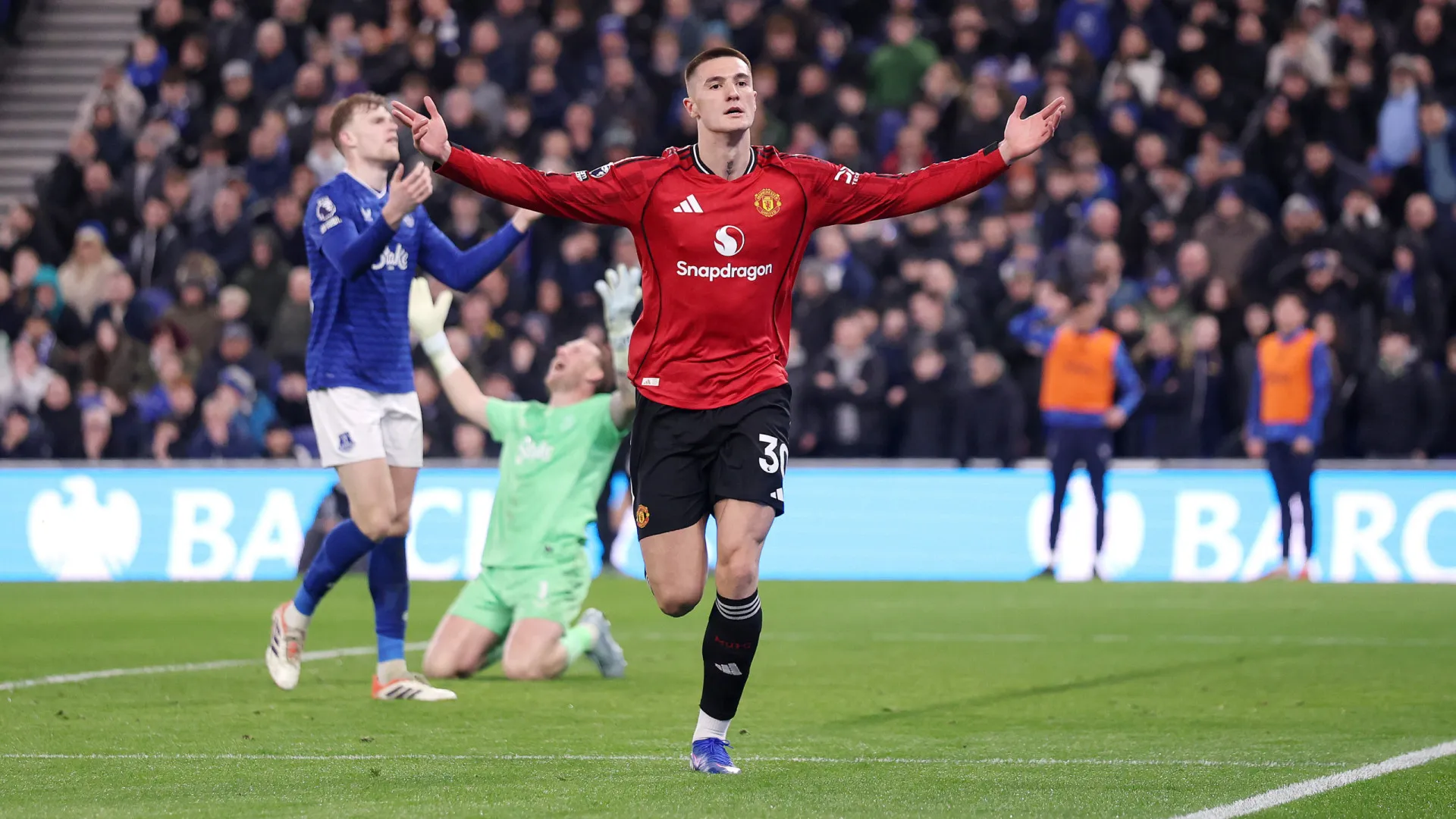 Manchester United segue de vento em popa no pós-Amorim e vence Everton