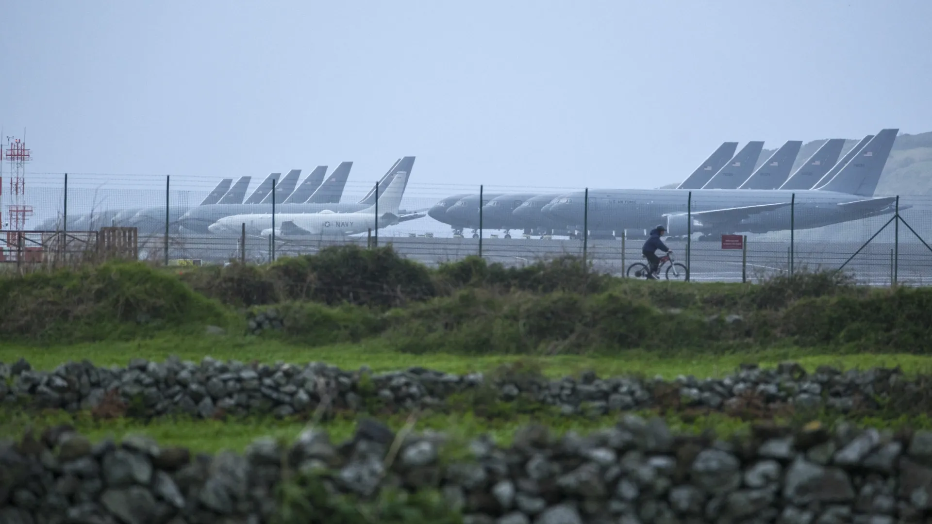 
                    Afinal, o que se passa na Base das Lajes? As imagens do local
                