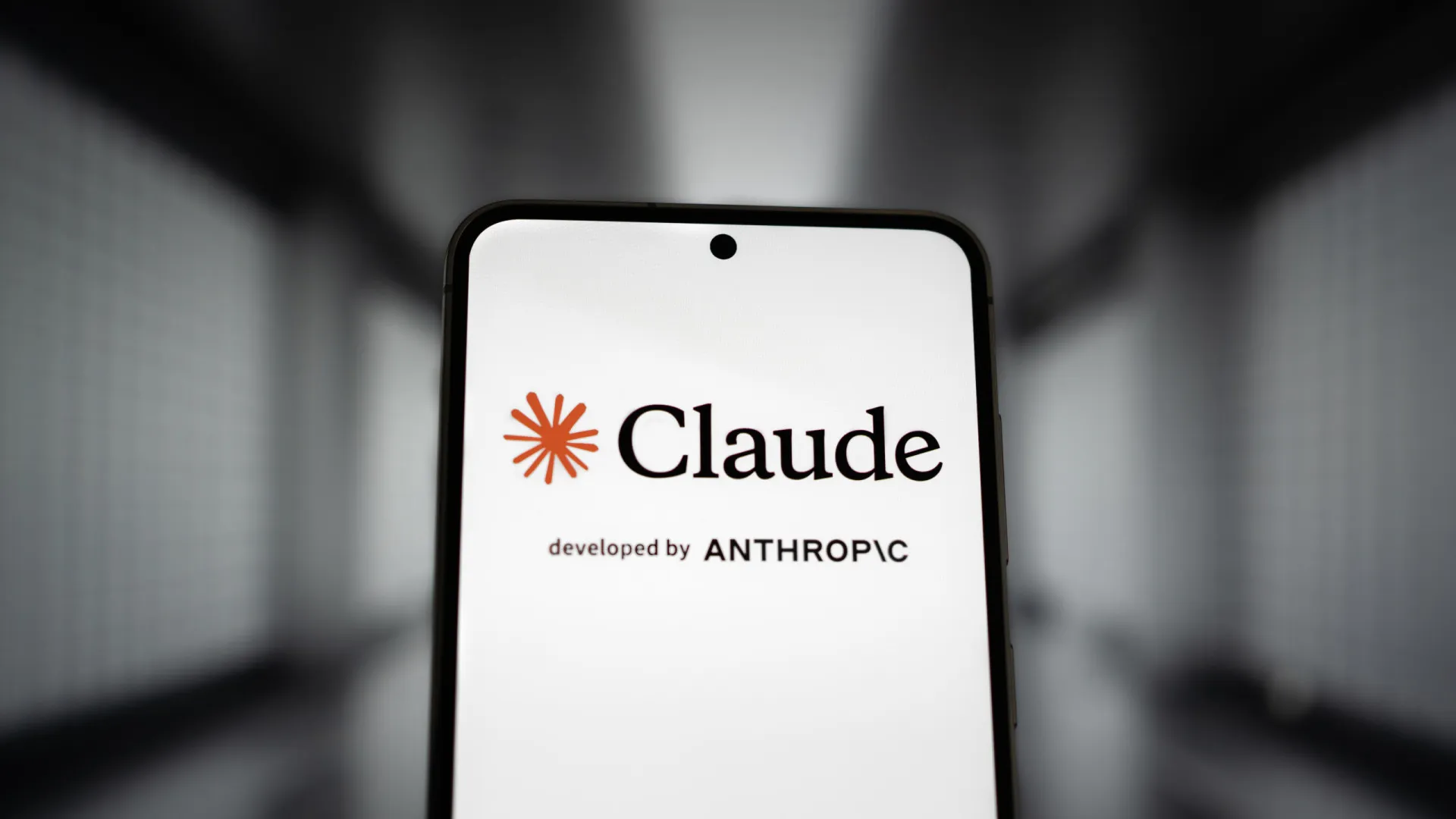 
                    Anthropic acusa empresas chinesas de copiarem modelo de IA Claude
                