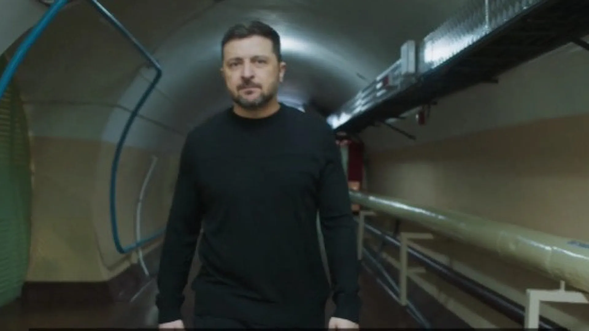 
                    Era neste bunker que Zelensky estava há 4 anos quando a guerra começou
                