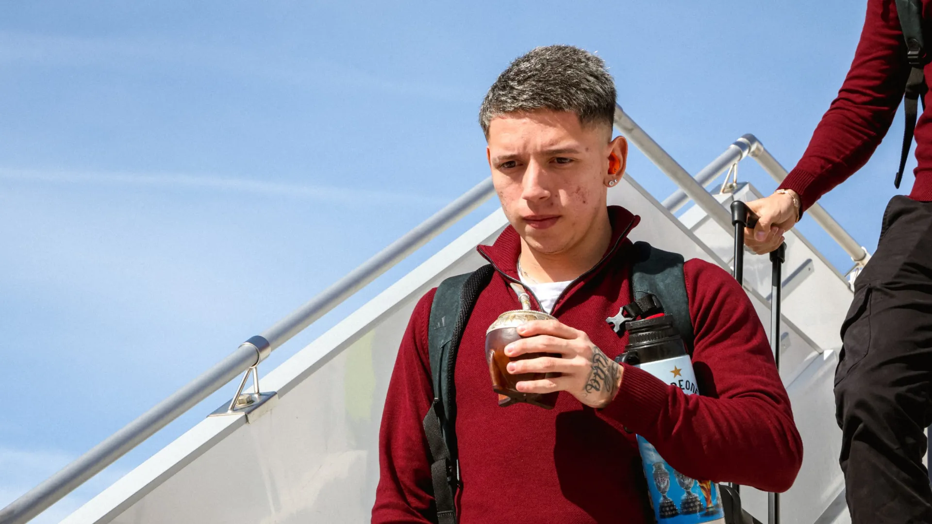 
                    As imagens da viagem do Benfica para Madrid... com Prestianni em destaque
                