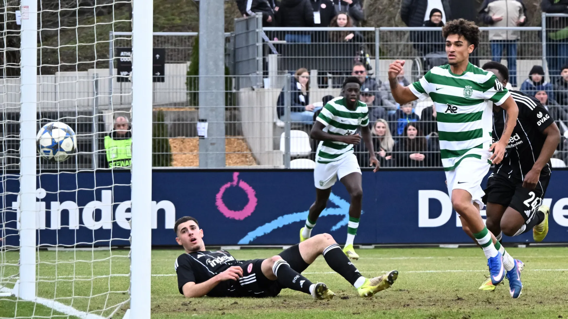 
                    Sporting segue em frente na UEFA Youth League com show de Salvador Blopa
                