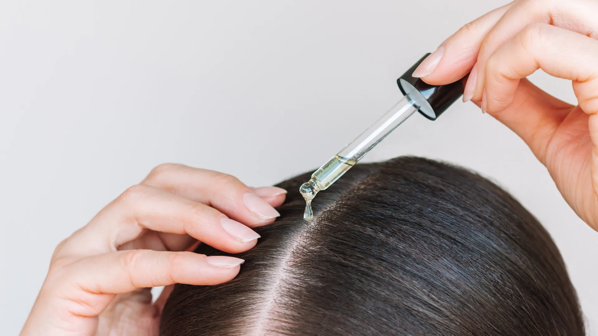 
                    Afinal, será que o óleo de alecrim ajuda ou não a crescer o cabelo?
                