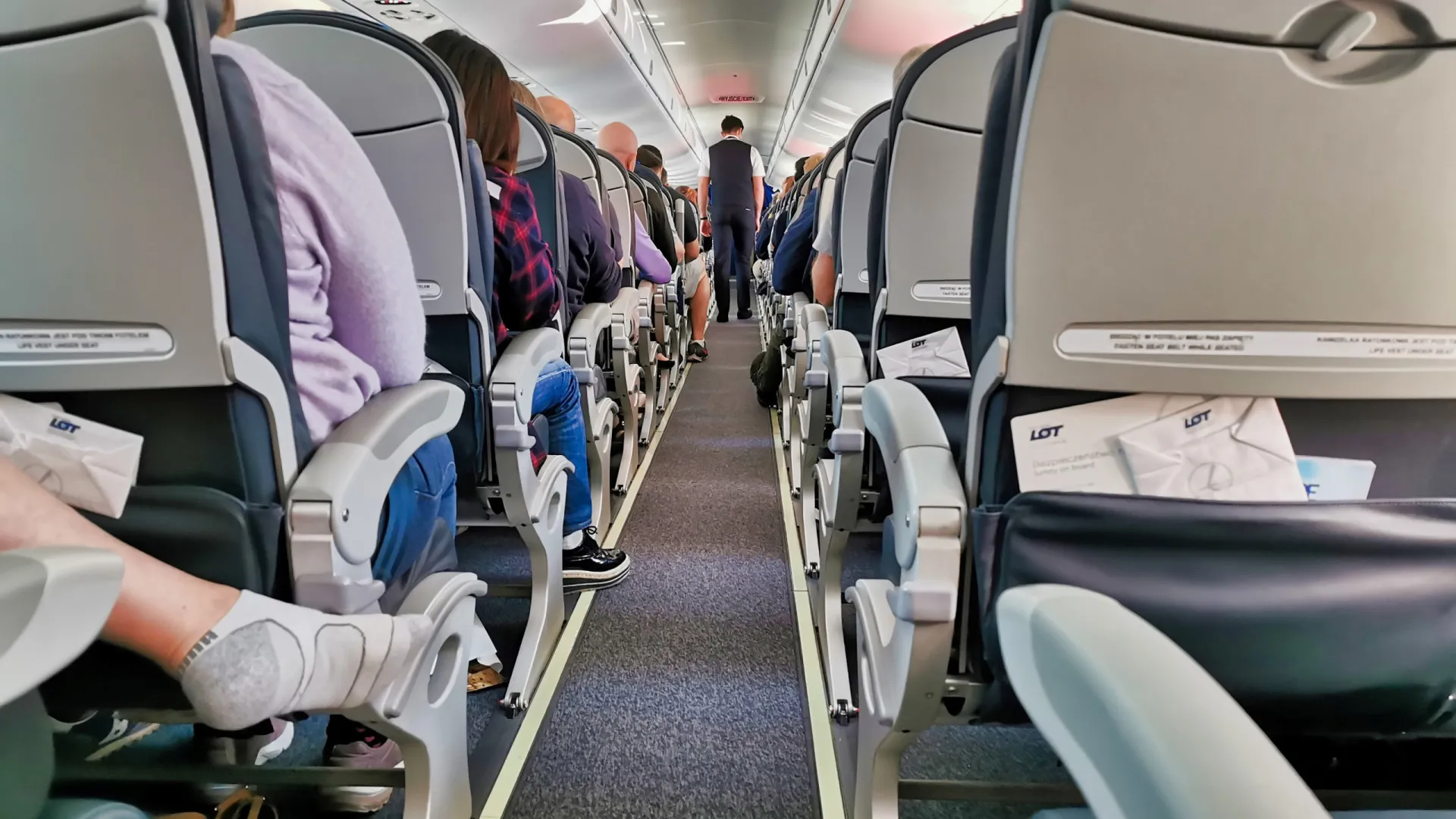 
                    É por isto que nunca deve tirar os sapatos durante uma viagem de avião
                