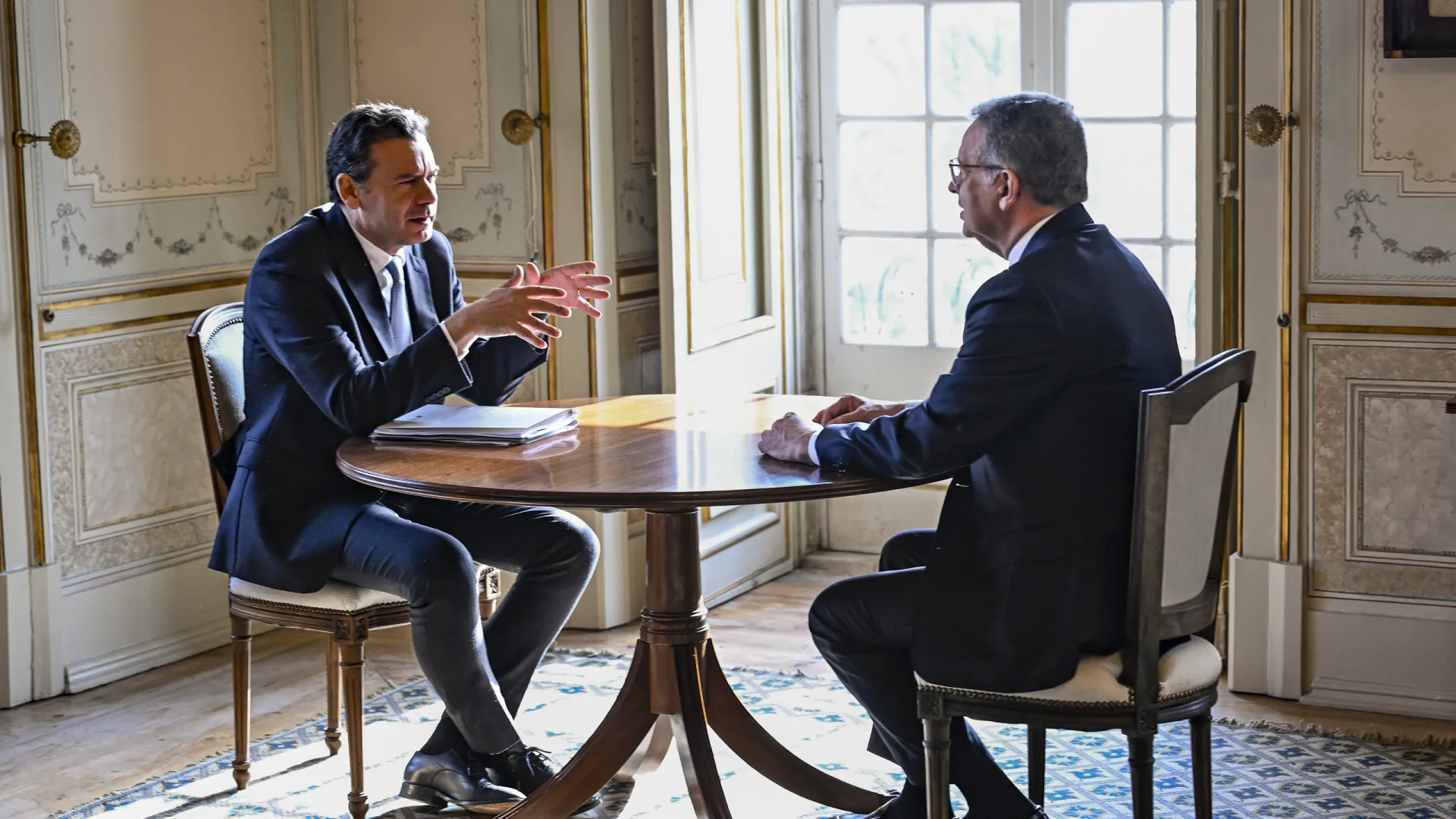 
                    Sem declarações, mas trabalho na mesa. A reunião de Seguro e Montenegro
                