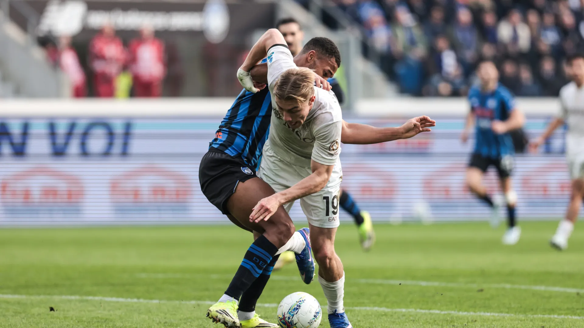 
                    Insólito. Mulher esfaqueia marido após penálti negado ao Napoli
                