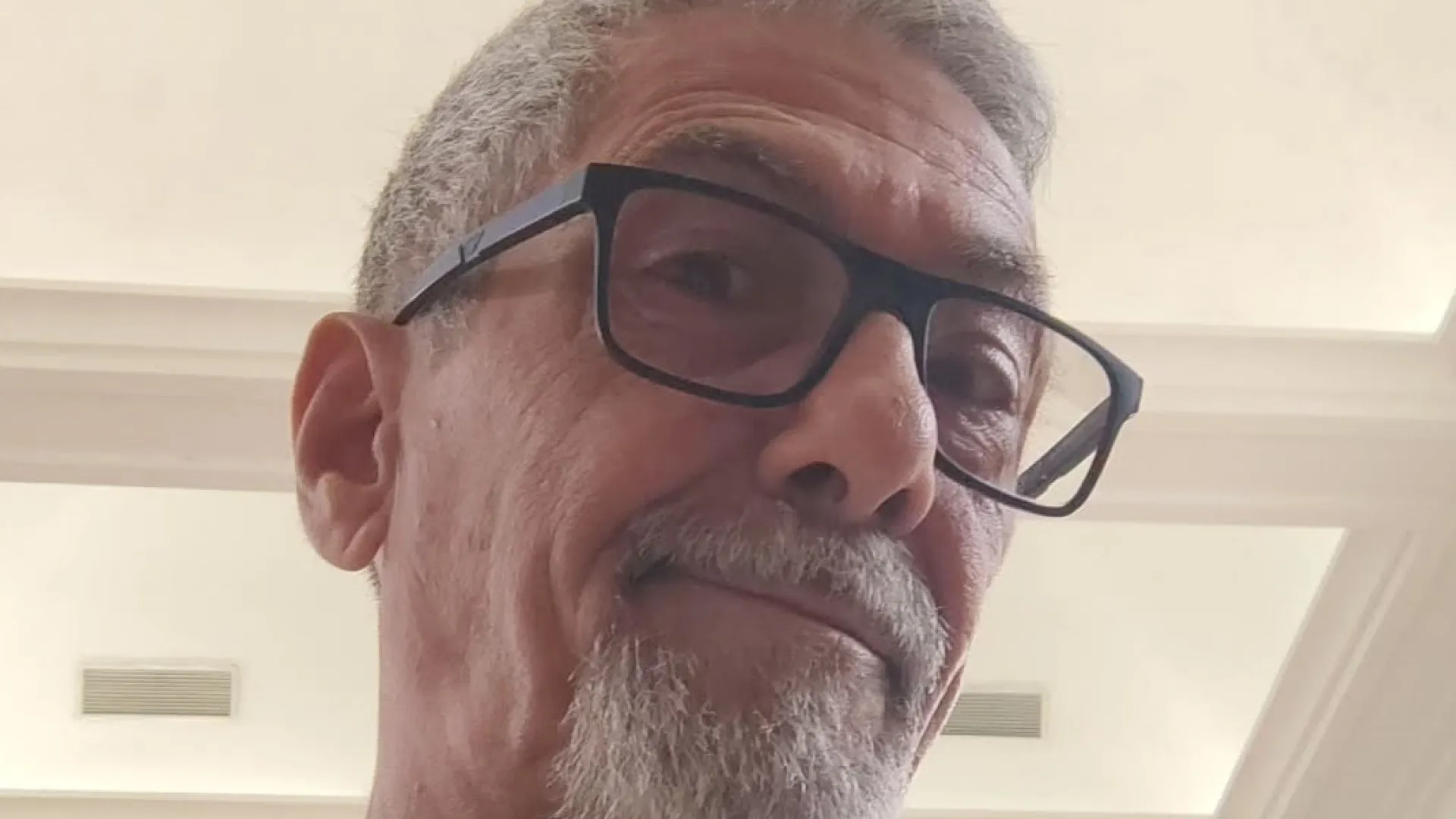 
                    Nuno Homem de Sá grava vídeo enquanto aguarda à porta de tribunal
                