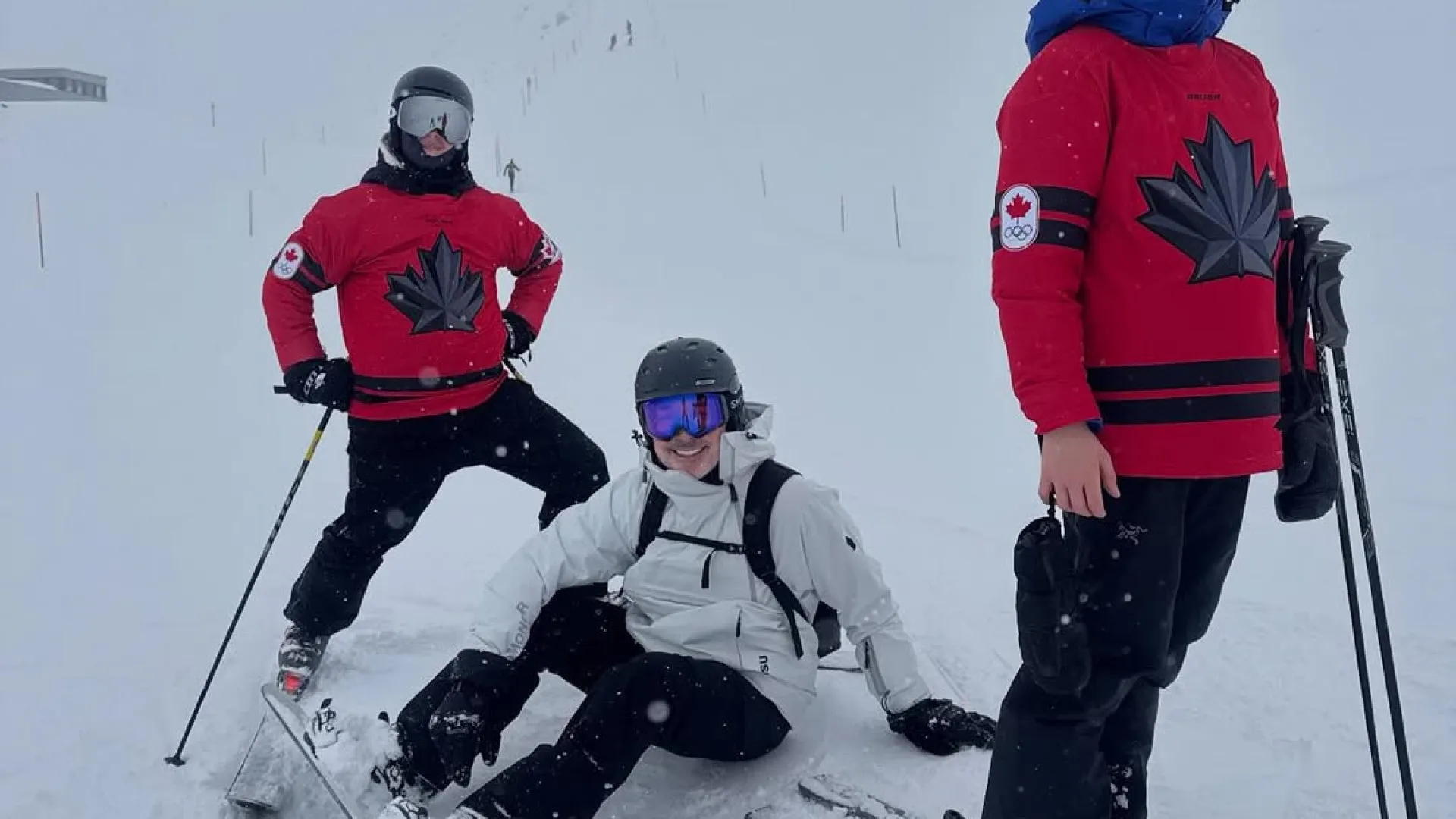 
                    Marido de Elton John mostra raras imagens dos filhos na neve
                