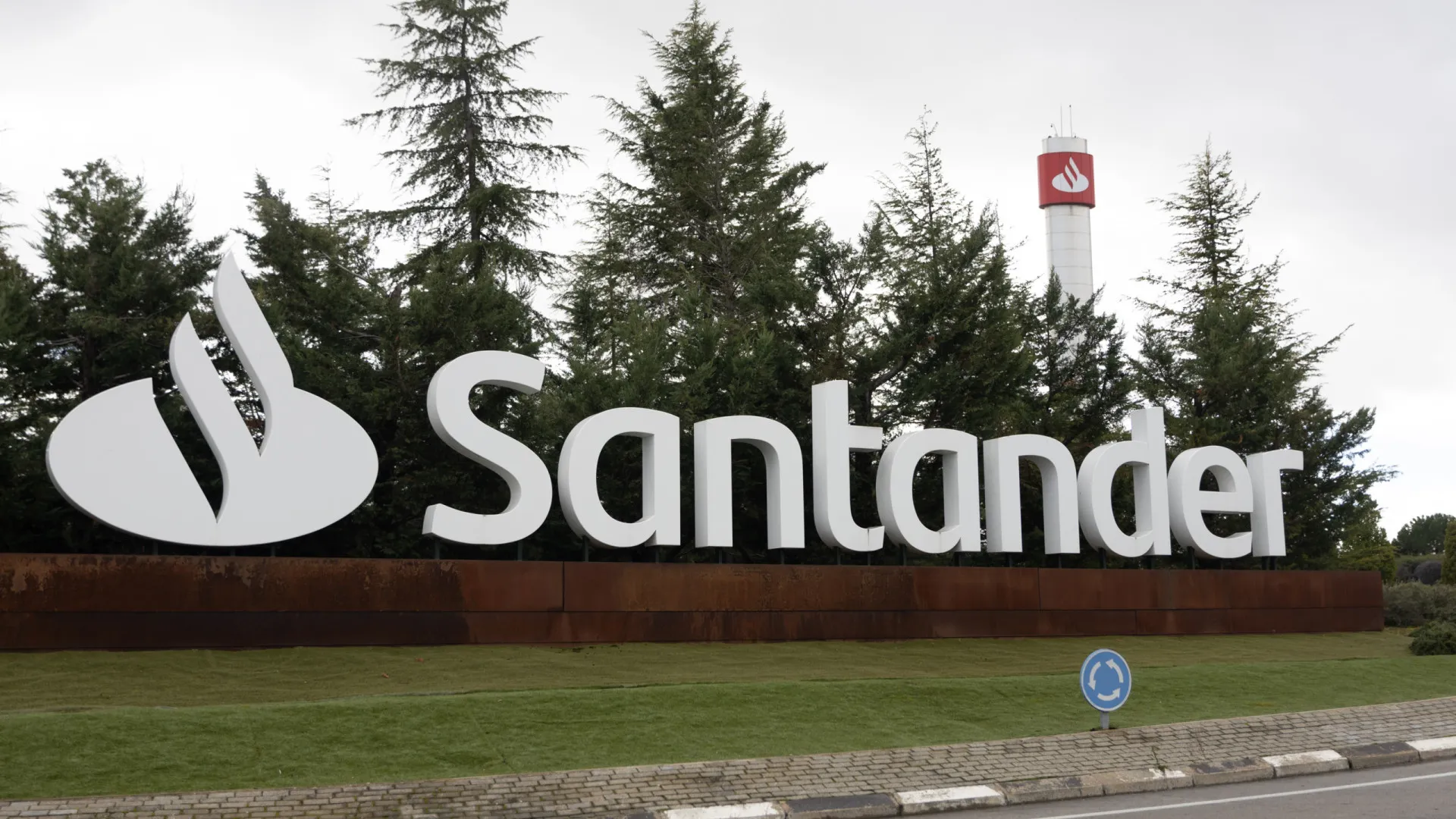 
                    Santander prevê duplicar dividendo e ultrapassar 20.000 milhões em 2028
                