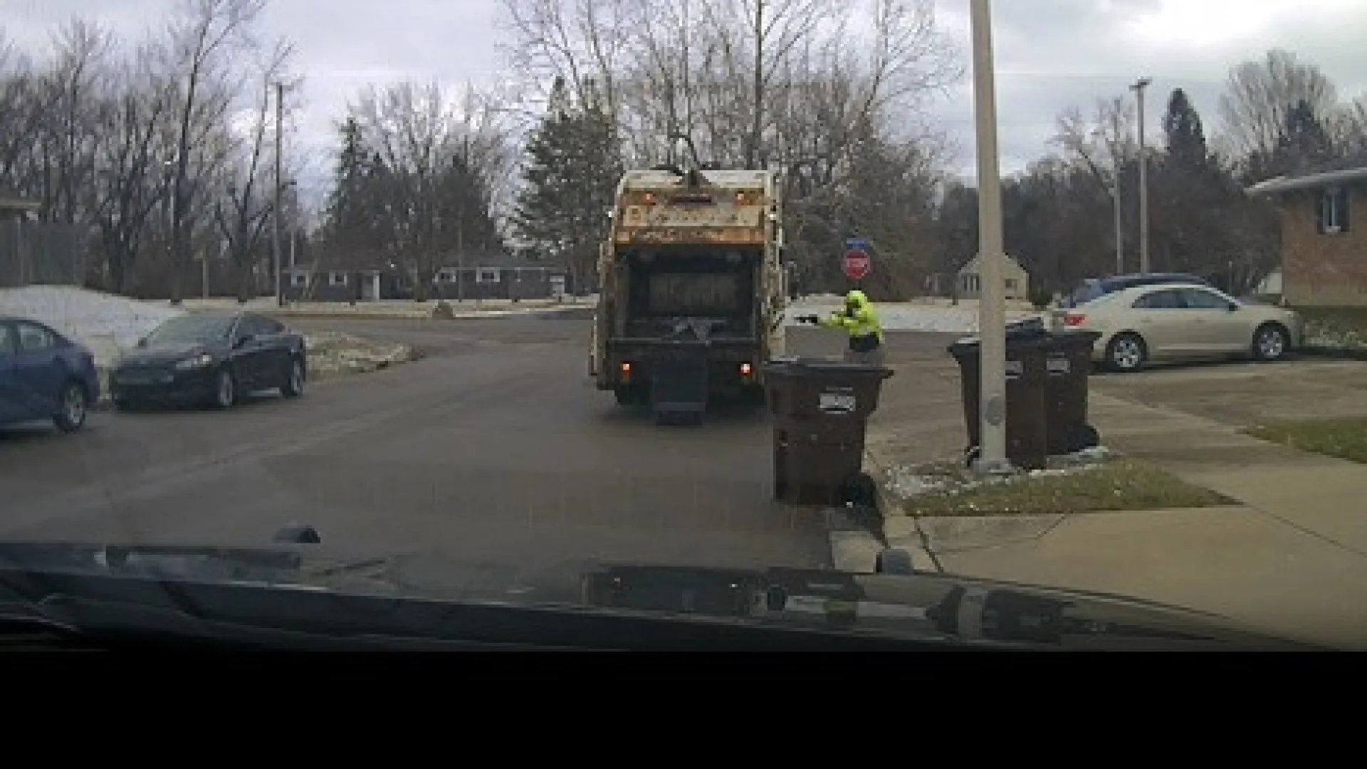 
                    Trabalhador do lixo encontra homem dentro de caixote. Fugia à polícia
                