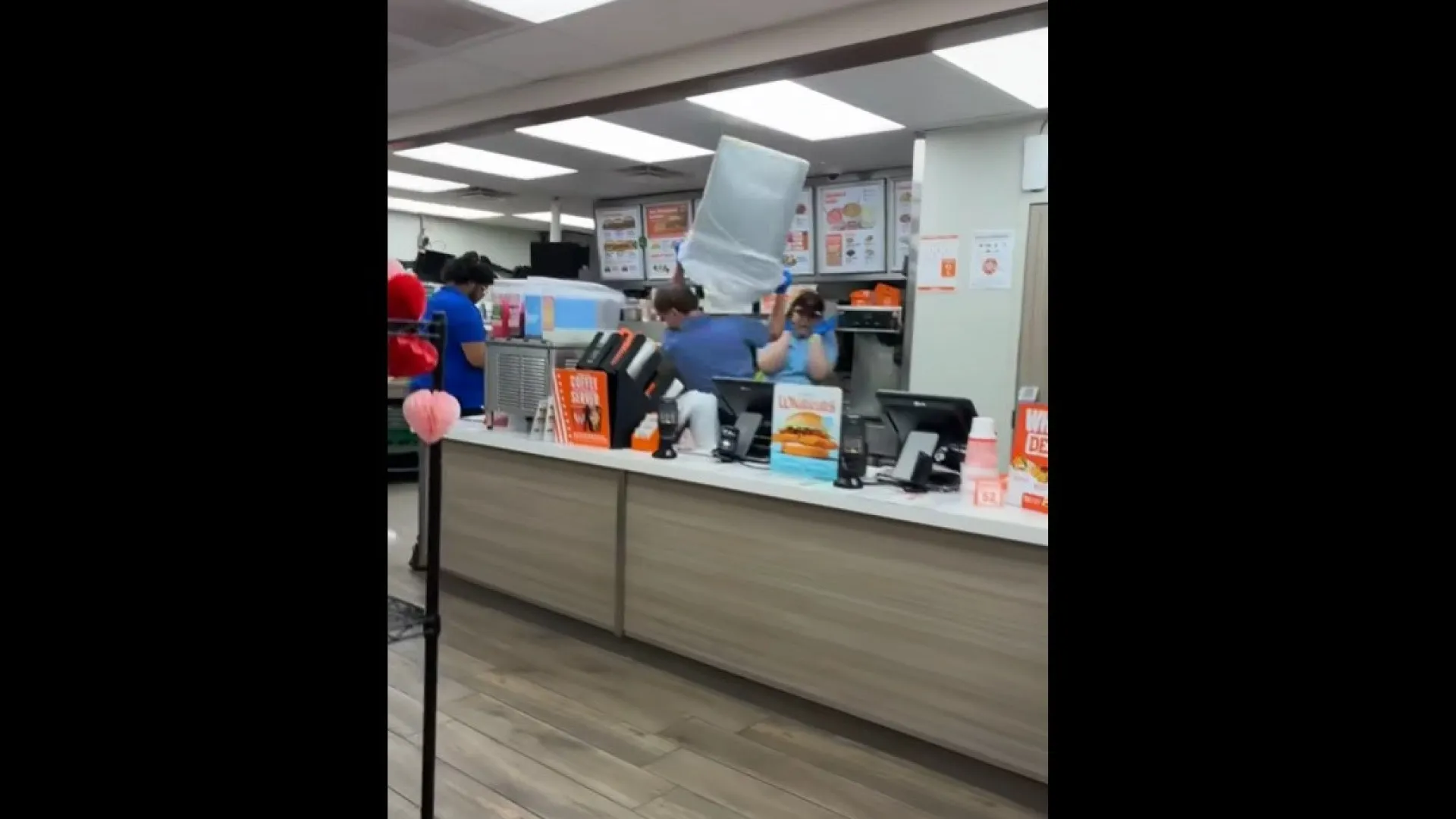 
                    Homem agredido com caixote por gerente de restaurante de fast-food
                