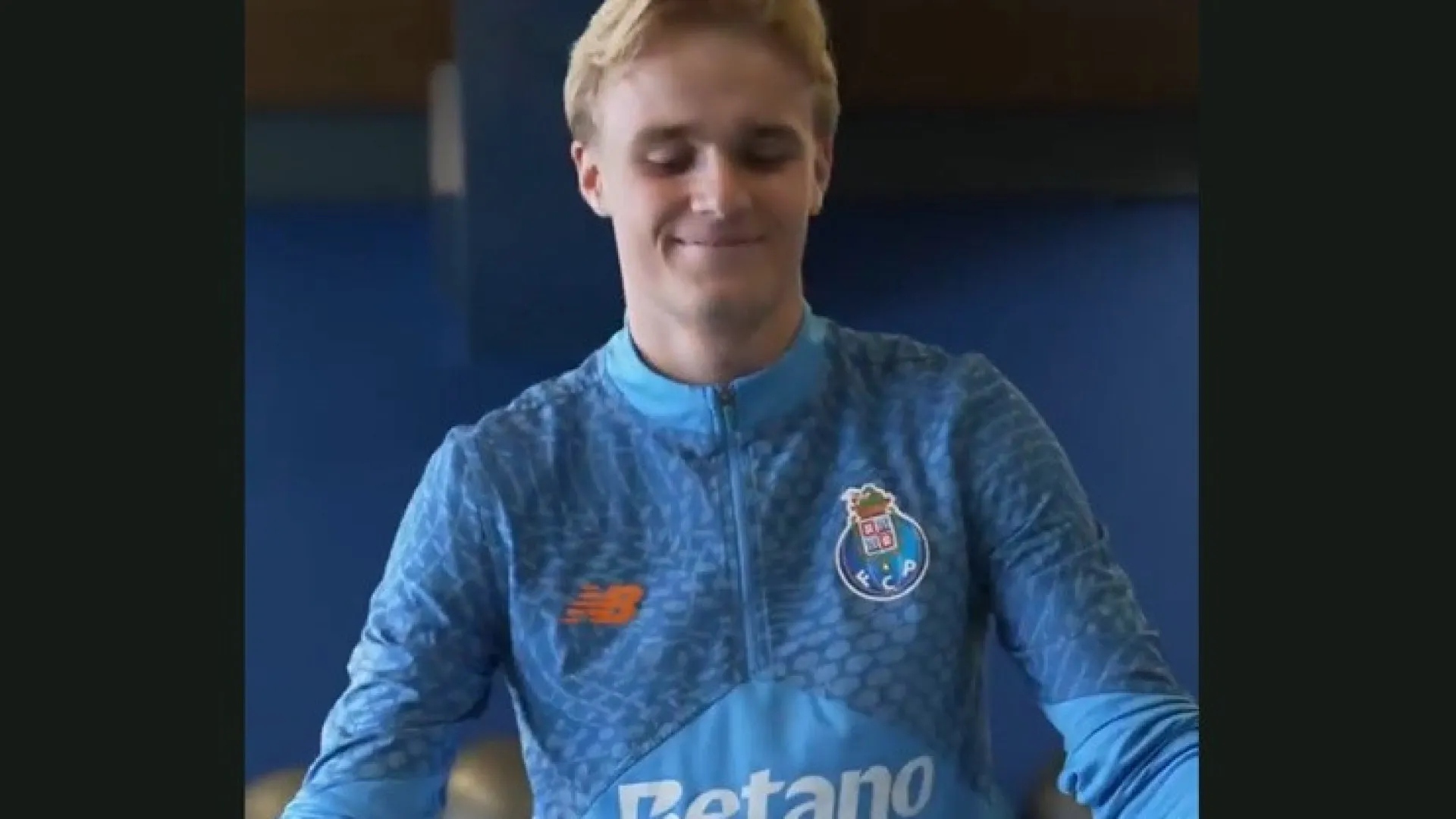 
                    Froholdt celebra 20 anos e surpreende colegas em dia muito especial
                