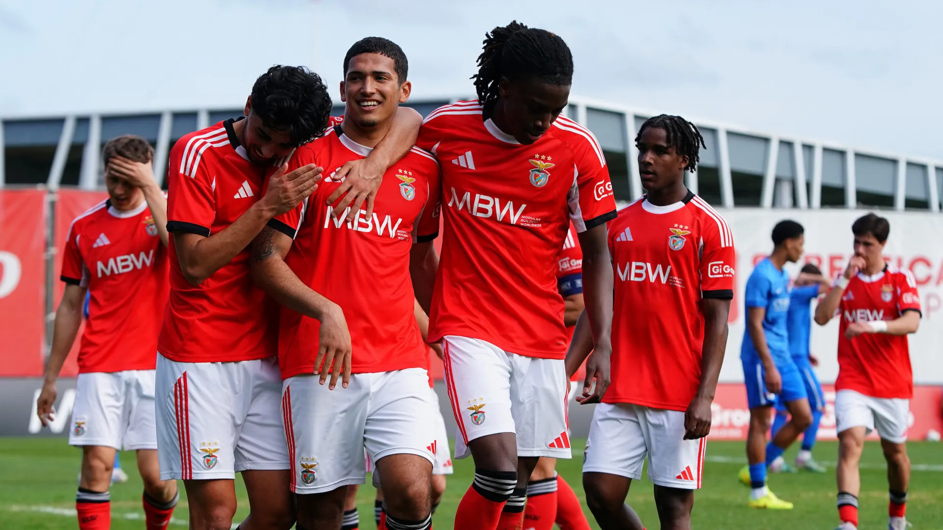 
                    Massacre. Benfica humilha AZ rumo aos 'quartos' da UEFA Youth League
                