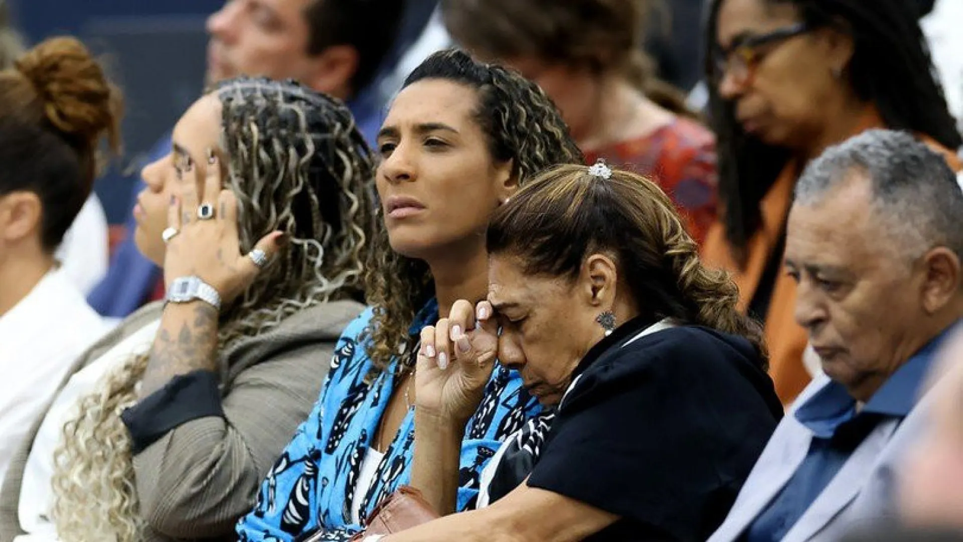
                    Mãe e filha de Marielle Franco sentem-se mal durante julgamento
                