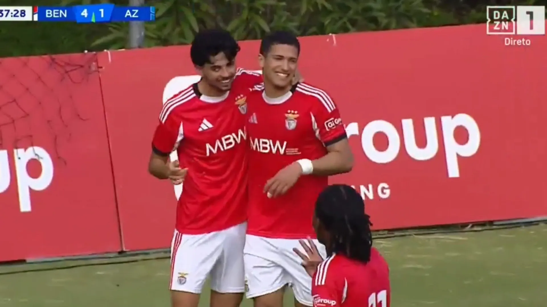 
                    Perdeu o fio à meada? Eis os seis golos da goleada do Benfica ante o AZ
                