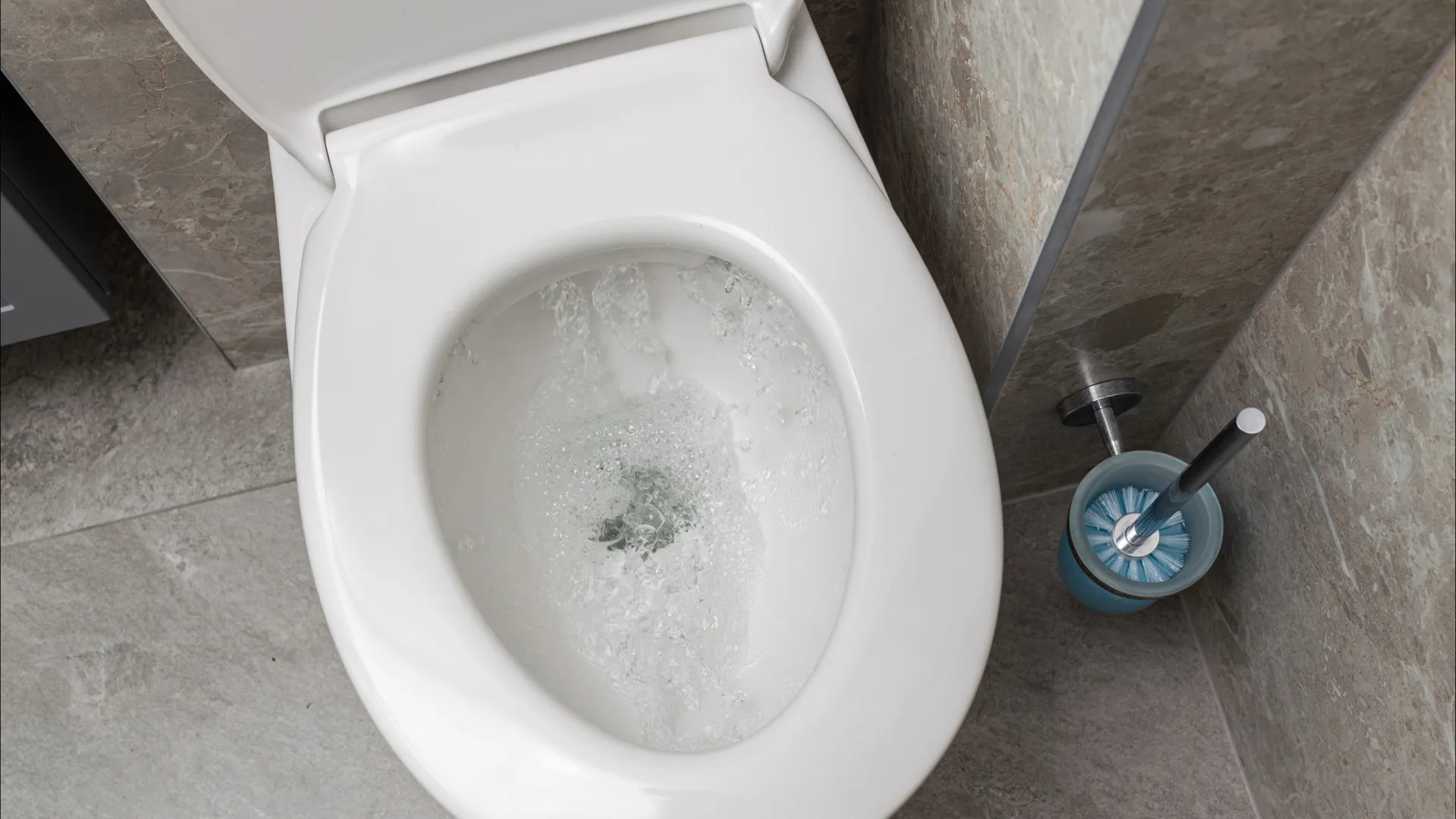 Evite grandes problemas! 11 coisas que não deve deitar na sanita