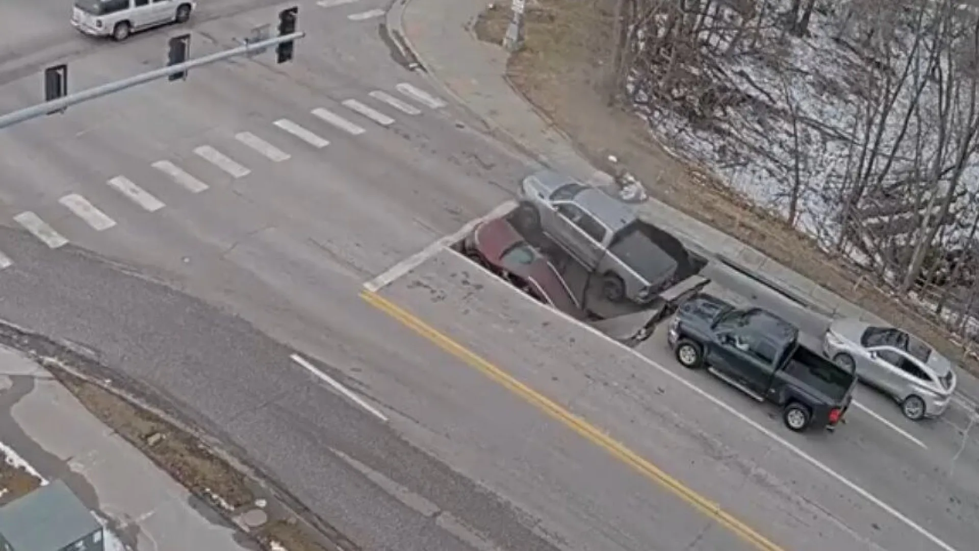 
                    Buraco abre-se na estrada e 'engole' SUV e carrinha nos EUA. O momento
                