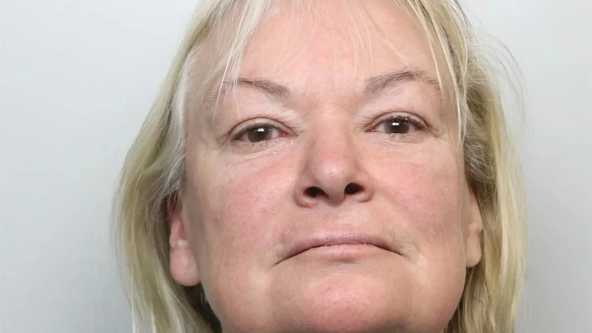 
                    Dorme com corpo do marido no quarto durante três semanas. Foi condenada
                