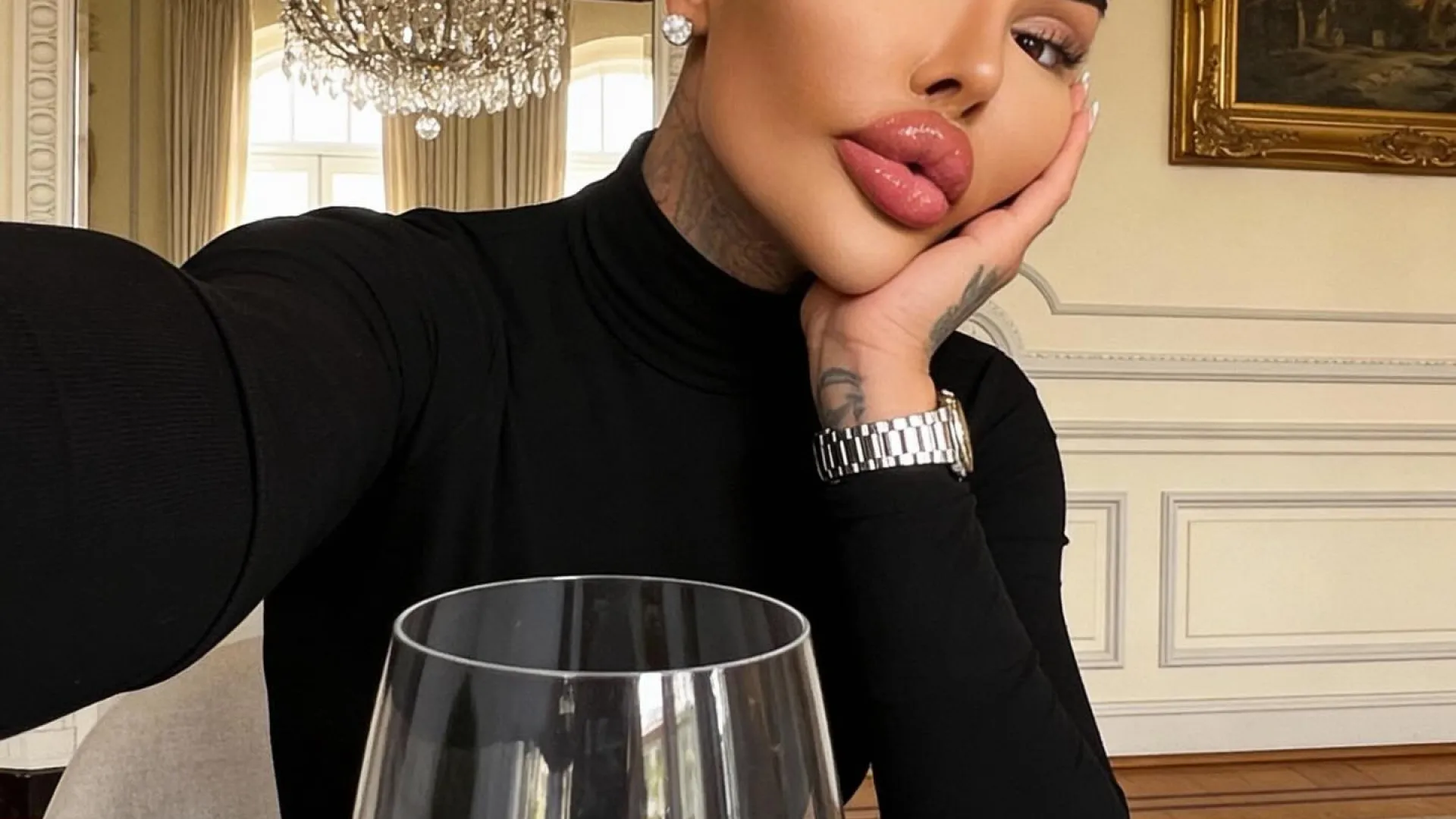 
                    Influencer obcecado com Kim Kardashian morreu após procedimento estético
                