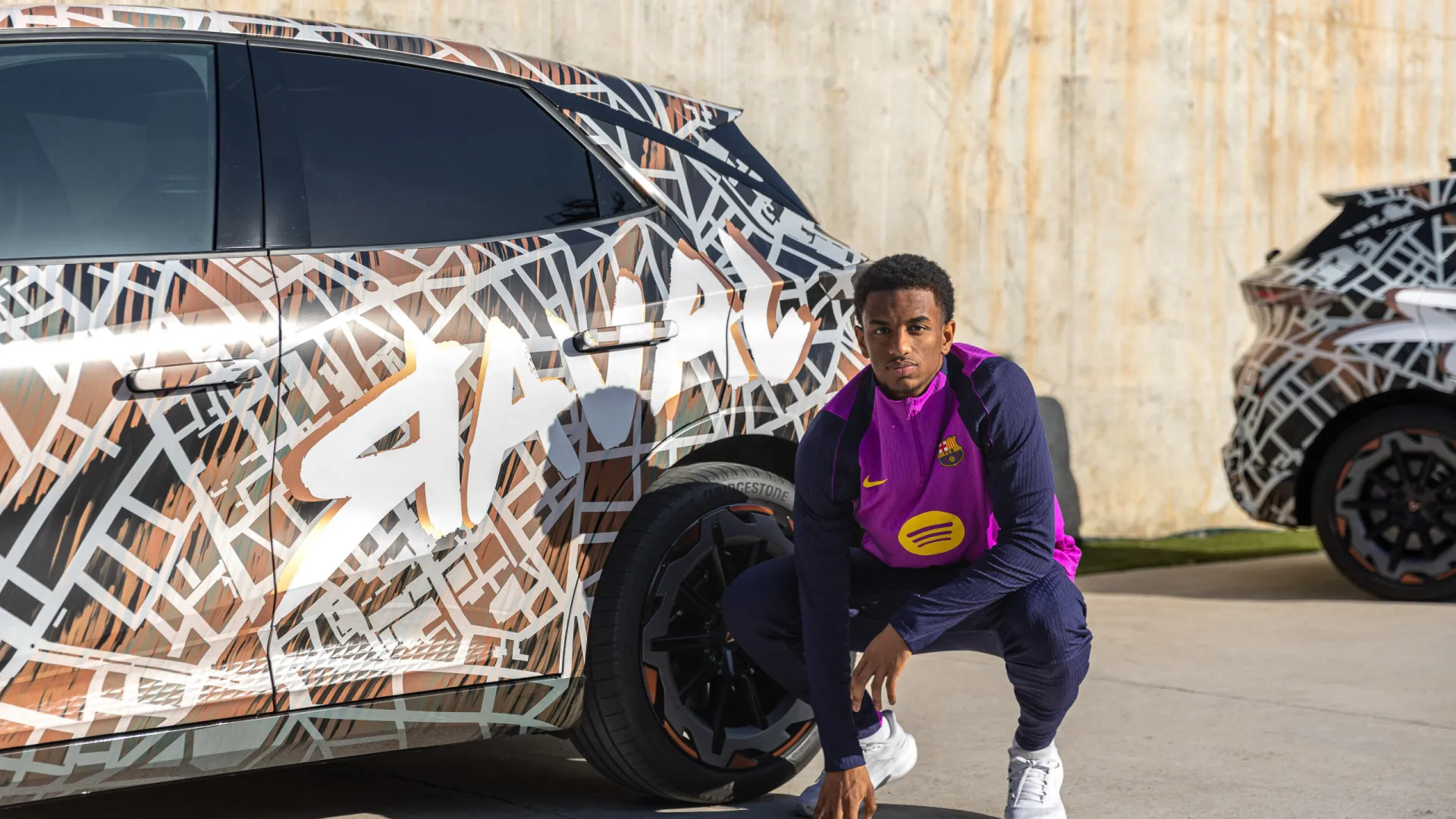 
                    Jogadores do Barcelona já conduziram novo Cupra que se estreia em abril
                