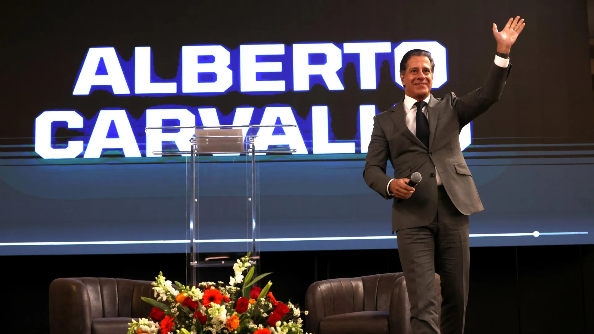 
                    De sem-abrigo a superintendente escolar. Quem é o luso na mira do FBI?
                