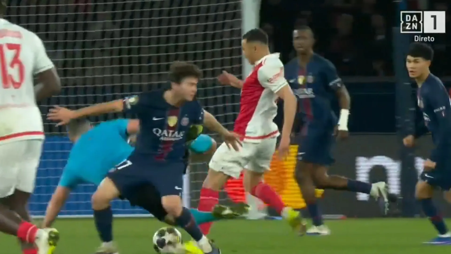 Ver para crer. João Neves atropelou árbitro em pleno PSG-AS Monaco