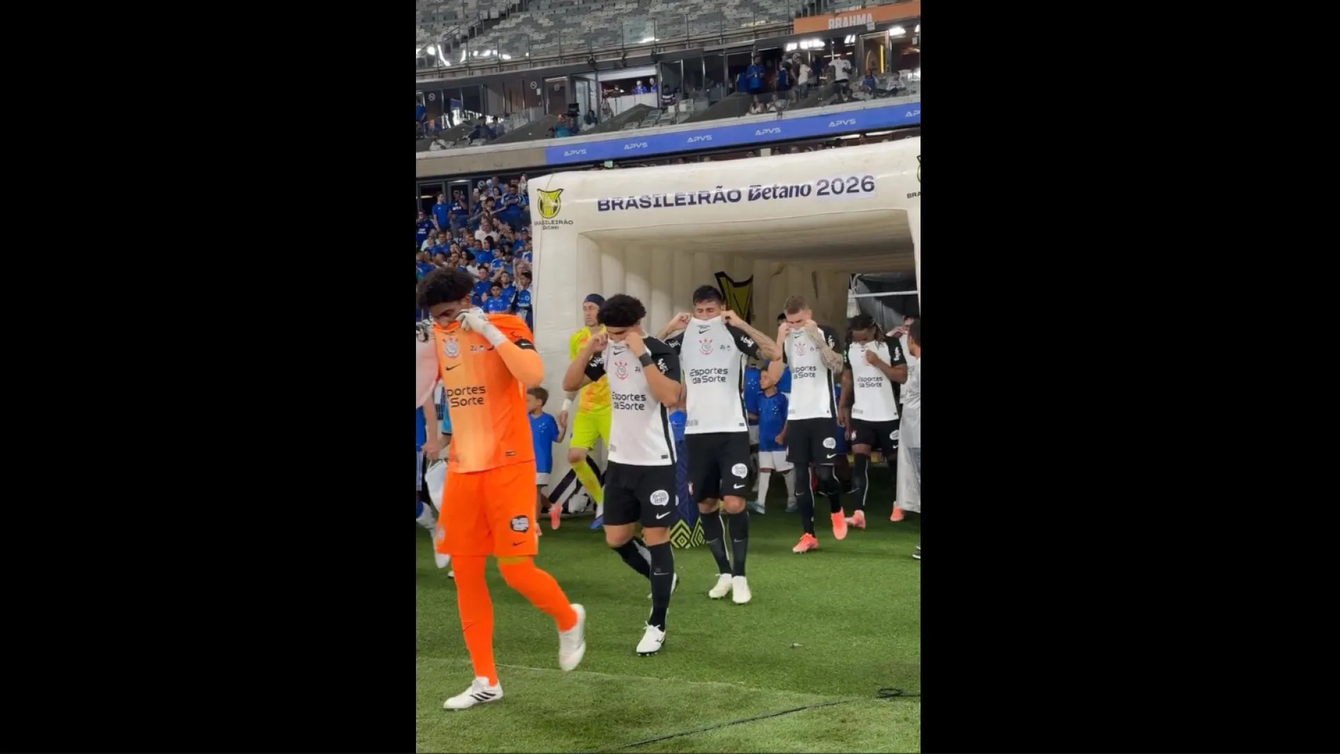 Jogadores do Corinthians 'imitam' Prestianni para apoiar Vinícius Júnior