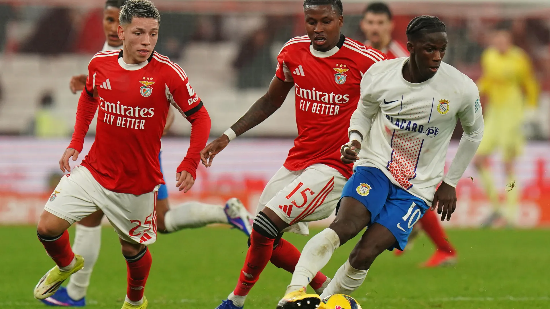 
                    Nova polémica no Benfica. Prestianni mete 'like' em ataque a Sidny Cabral
                