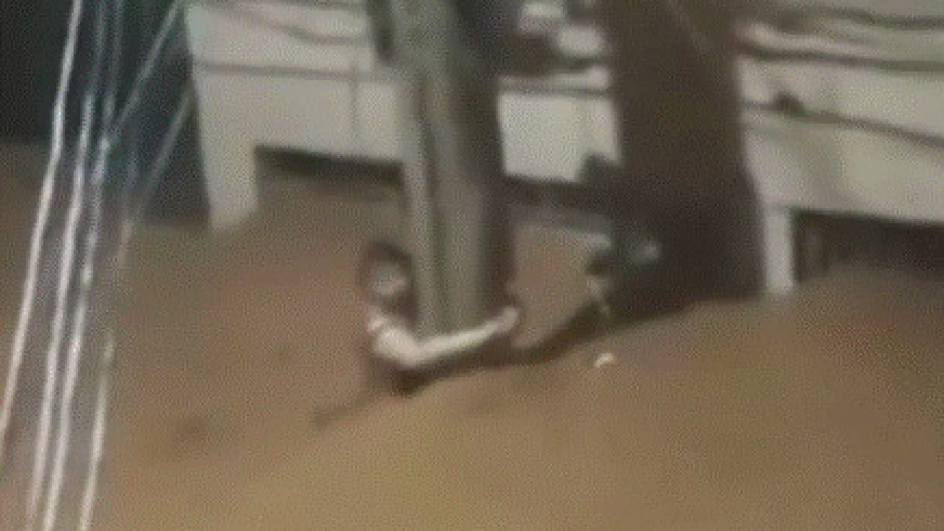 
                    Mulher sobrevive após 3h agarrada a um poste durante enchentes no Brasil
                