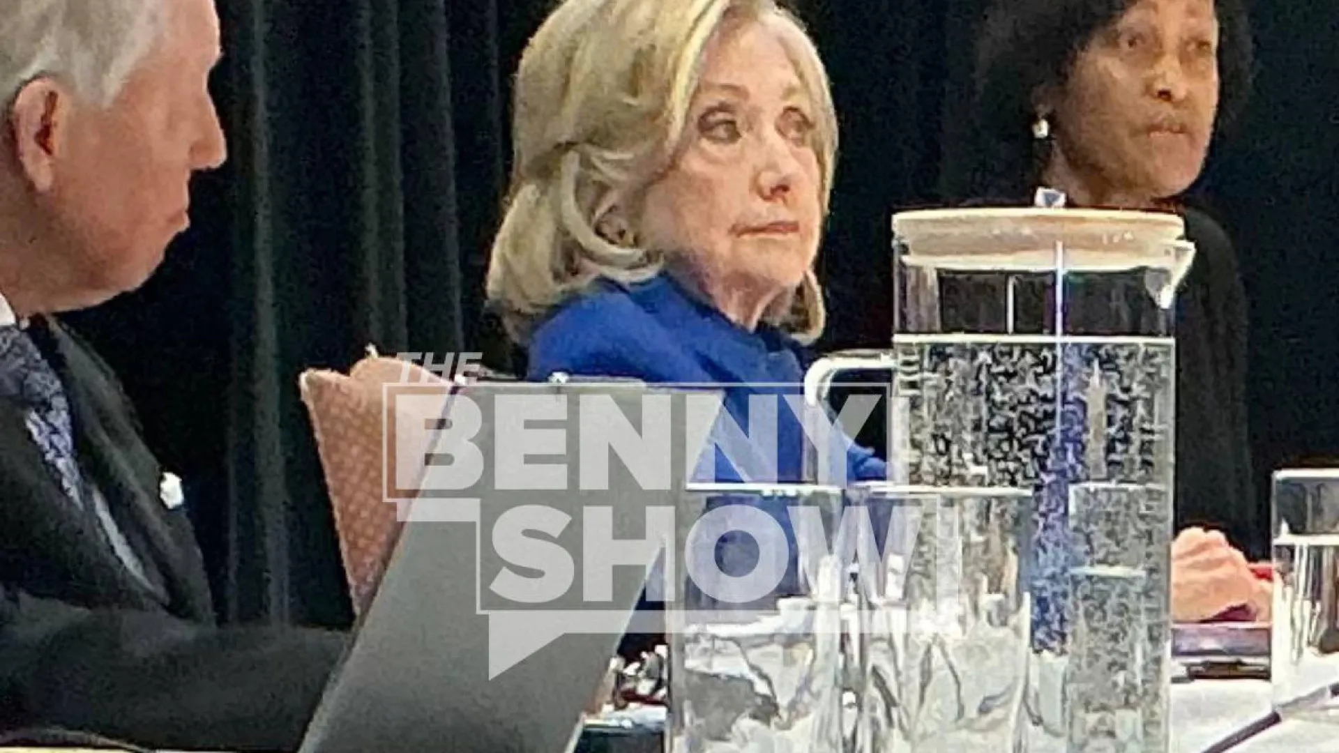 
                    Audição de Hillary Clinton foi suspensa após divulgação de foto da sessão
                