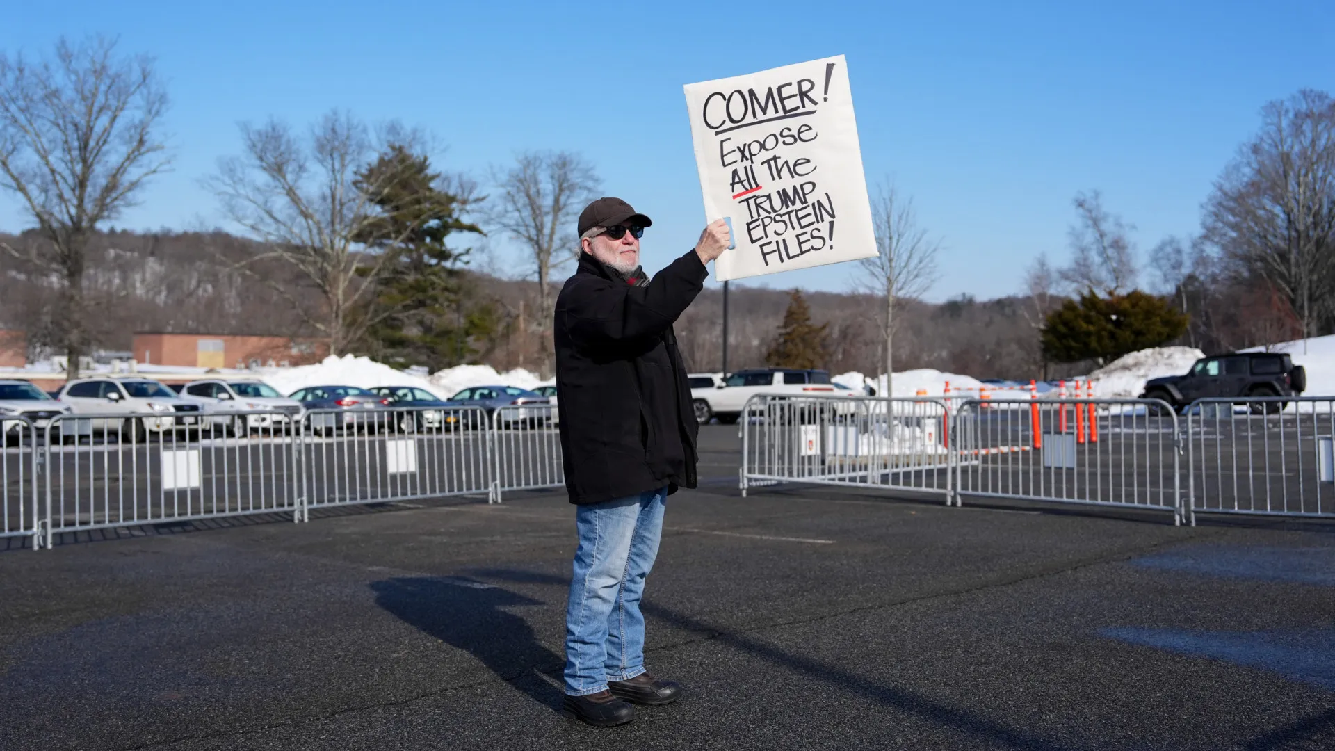 
                    Testemunho histórico dos Clinton atrai atenção mediática a Chappaqua
                