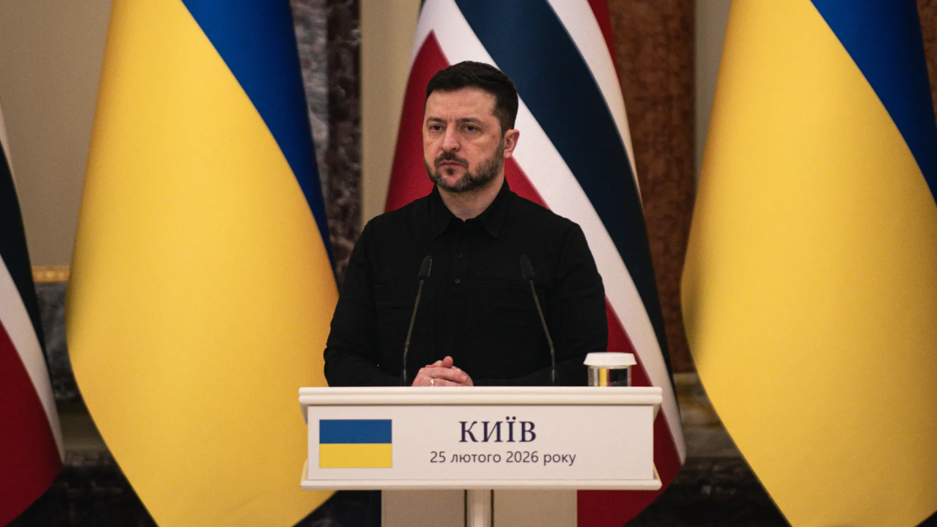 
                    Zelensky sugere encontro trilateral com Moscovo e Washington
                