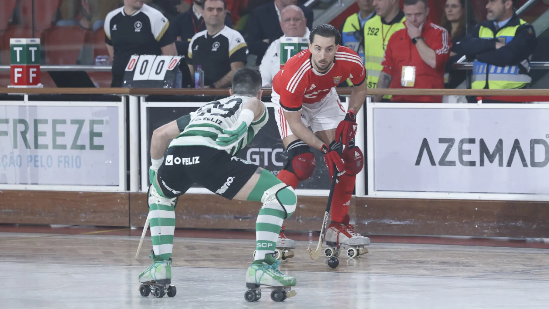 
                    Benfica bate Sporting em dérbi louco e apura-se. FC Porto também festeja
                