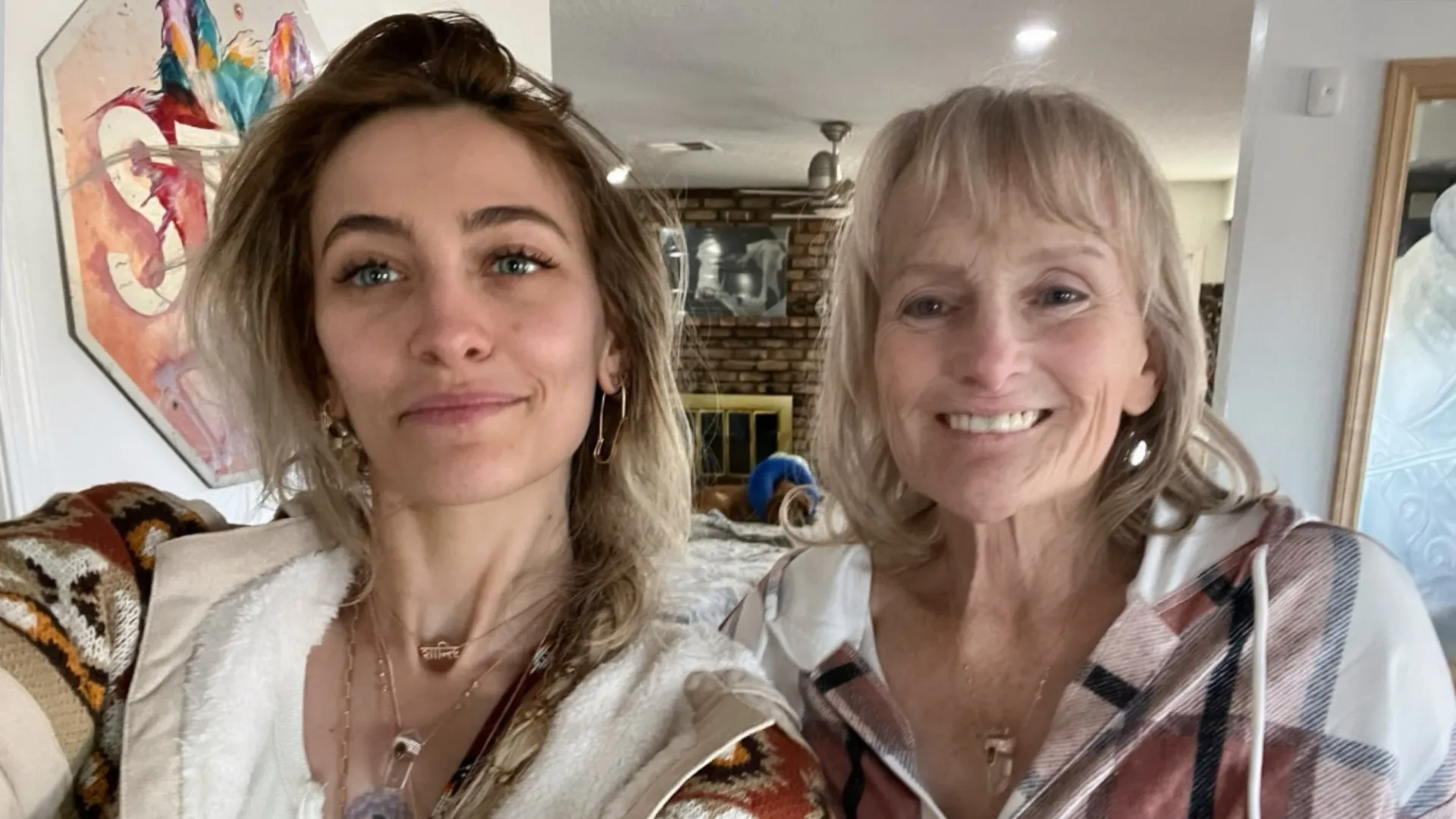 
                    Paris Jackson reencontra-se com a mãe. As raras fotografias em família
                