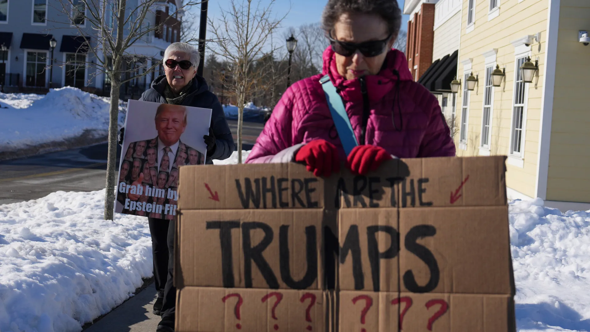 Eleitores e democratas exigem testemunho do casal Trump sobre Epstein