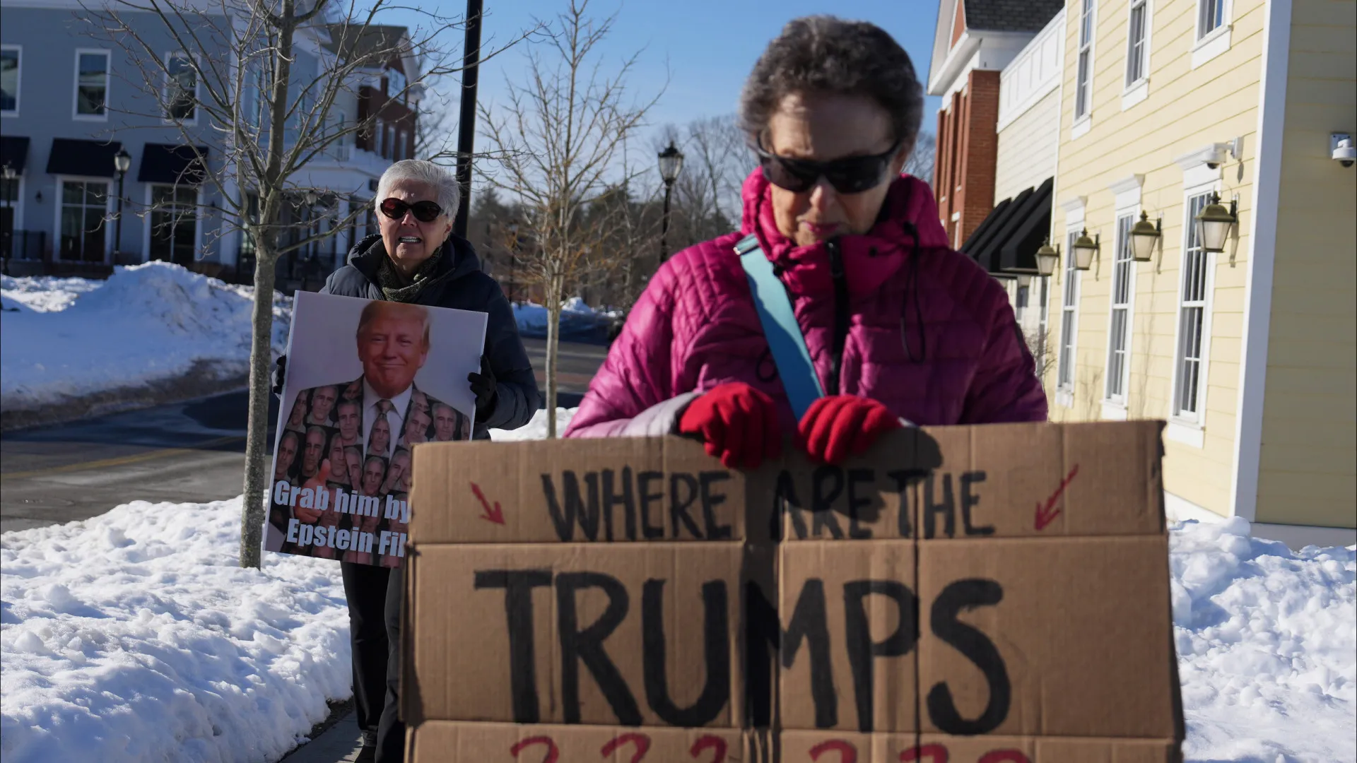 Eleitores e democratas exigem testemunho do casal Trump sobre Epstein