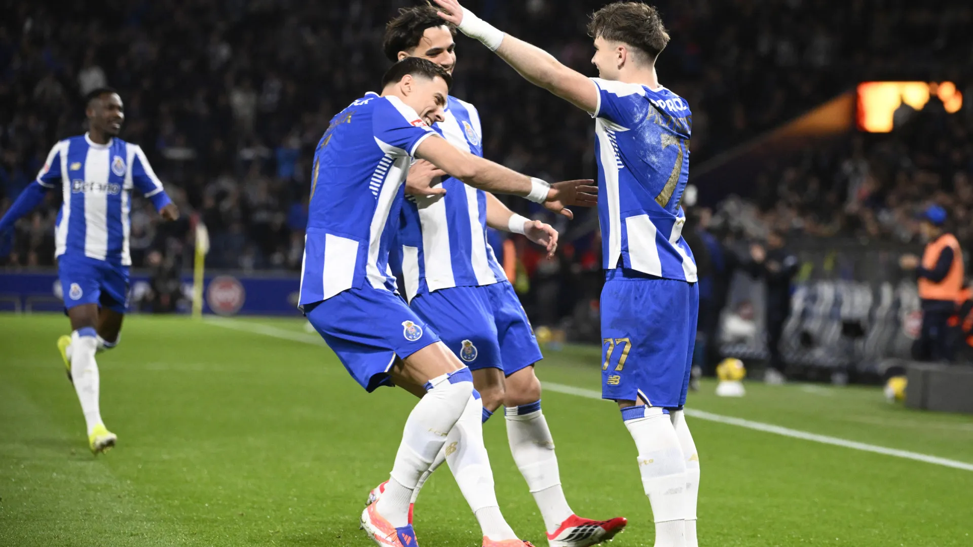
                    FC Porto vence Arouca com penálti polémico e pressiona Sporting e Benfica
                