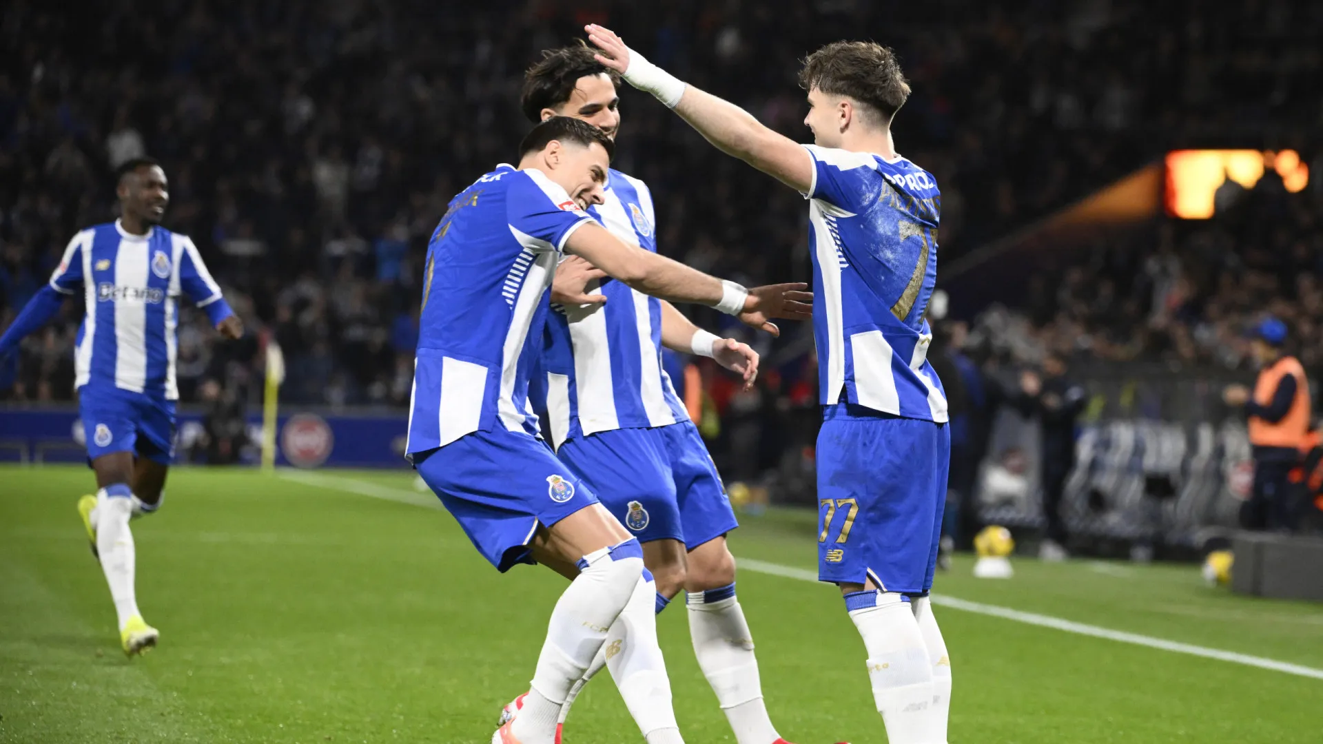 FC Porto vence Arouca com penálti polémico e pressiona Sporting e Benfica