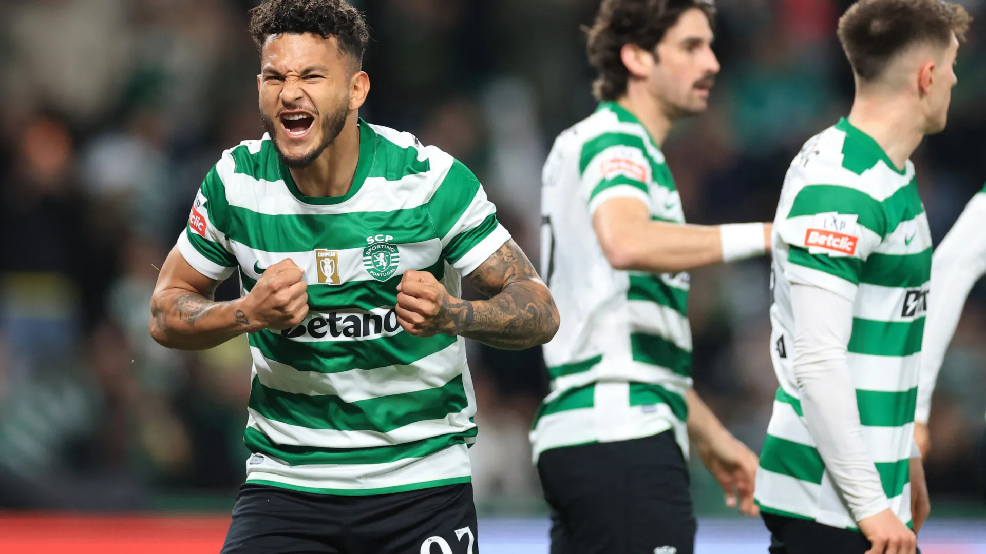 
                    EM DIRETO: Sporting já vence o Estoril. FC Porto bate Arouca no Dragão
                