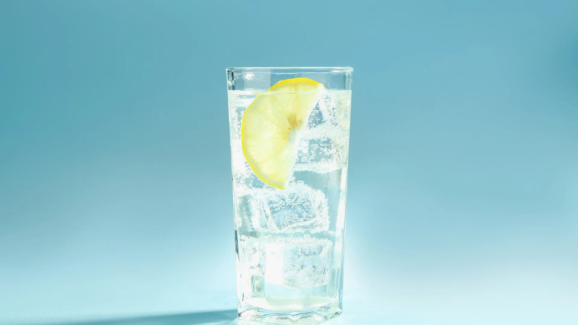 
                    Bebe água com gás todos os dias? Veja como o organismo reage
                