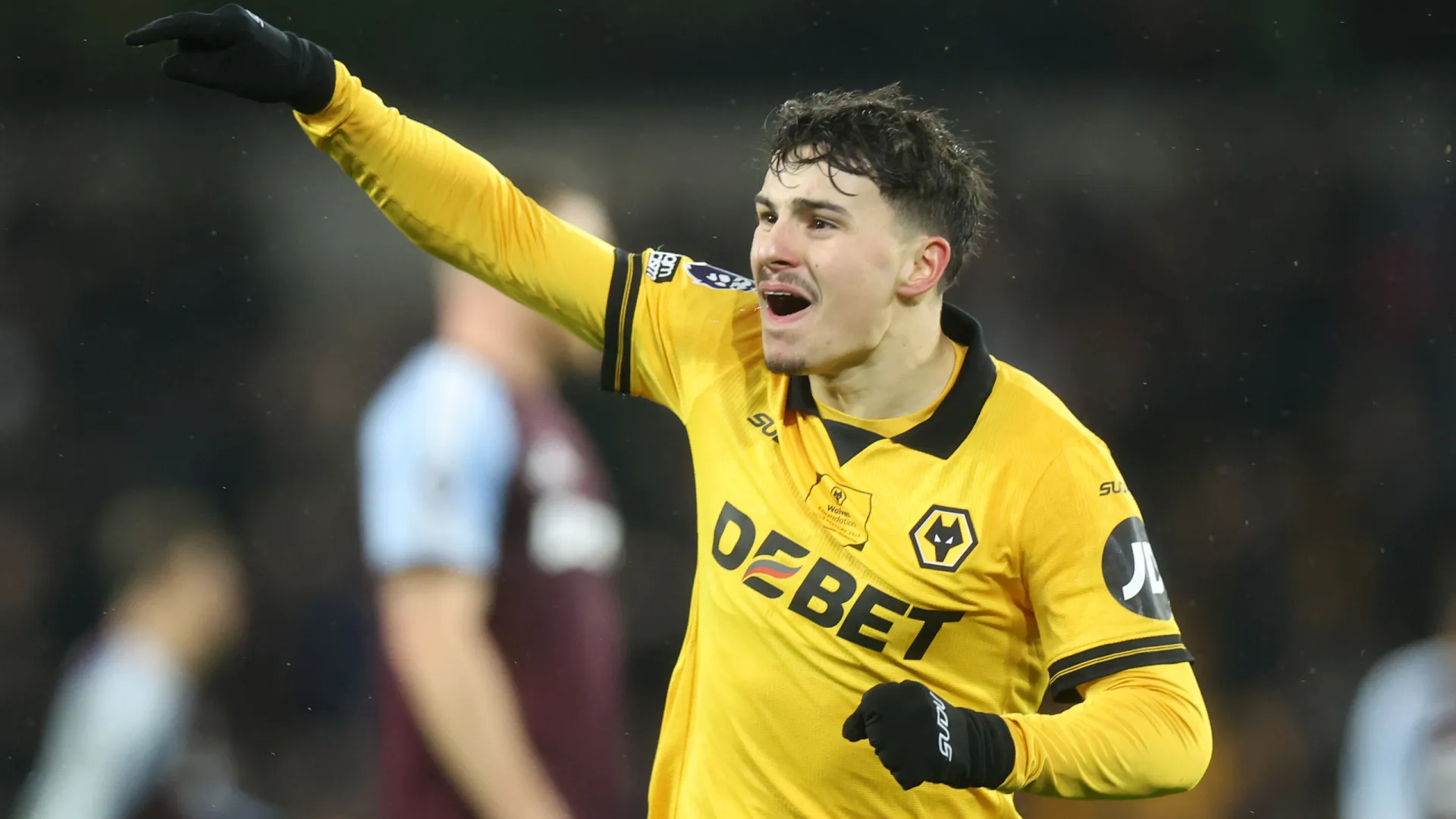 
                    Lanterna-vermelha Wolverhampton vence Villa com golo de Rodrigo Gomes
                