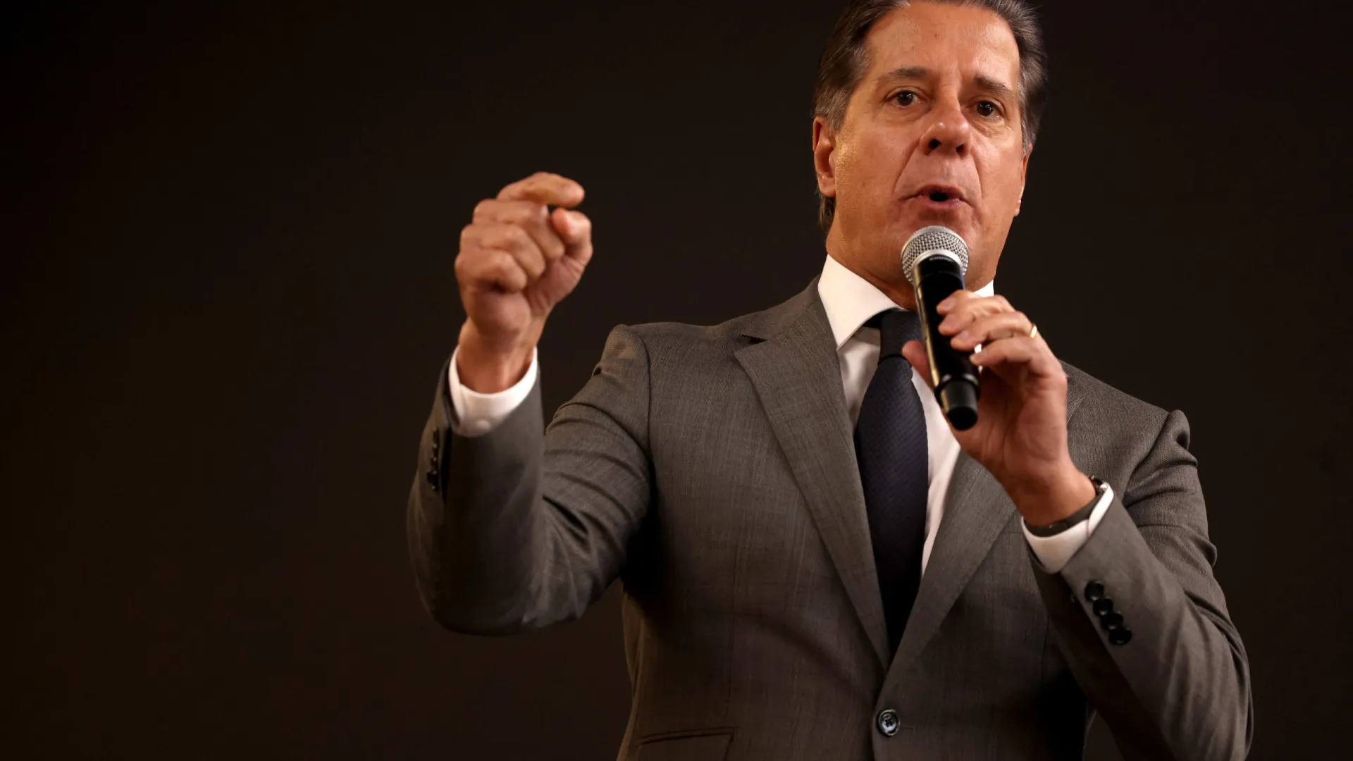 
                    Português que lidera escolas nos EUA afastado enquanto é investigado
                