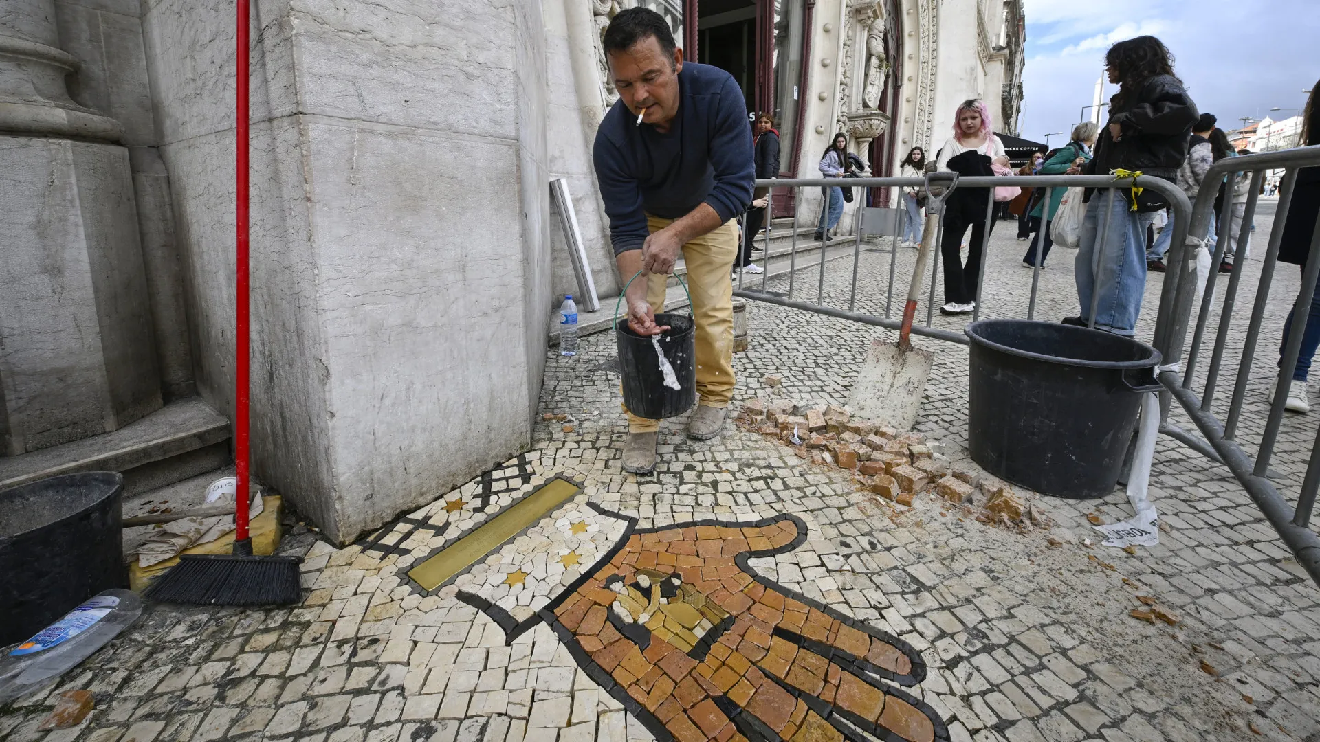 
                    Calçada lisboeta passa a homenagear vítimas do Holocausto. As imagens
                